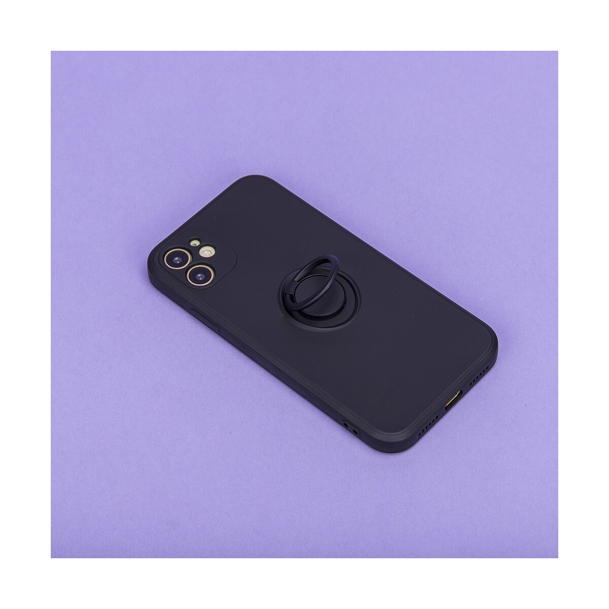Custodia nera per telefono con anello di supporto su superficie viola. La custodia copre il telefono.