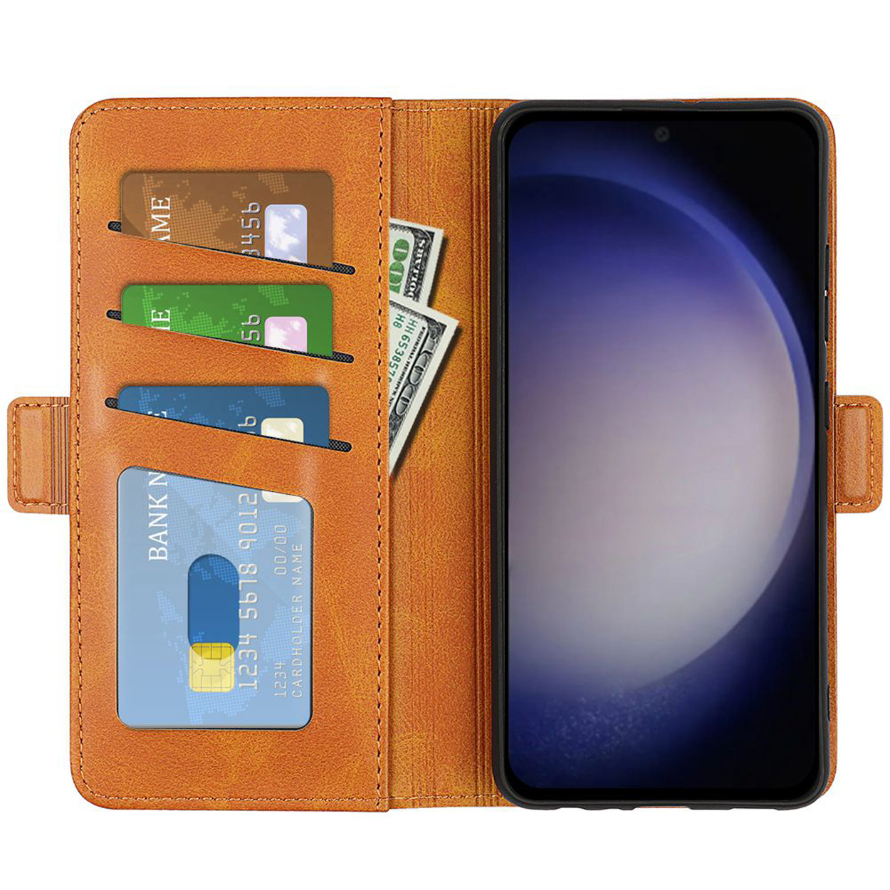 Geöffnete braune Handyhülle mit Karten und Geld. Telefon ist innen. Weißer Hintergrund.