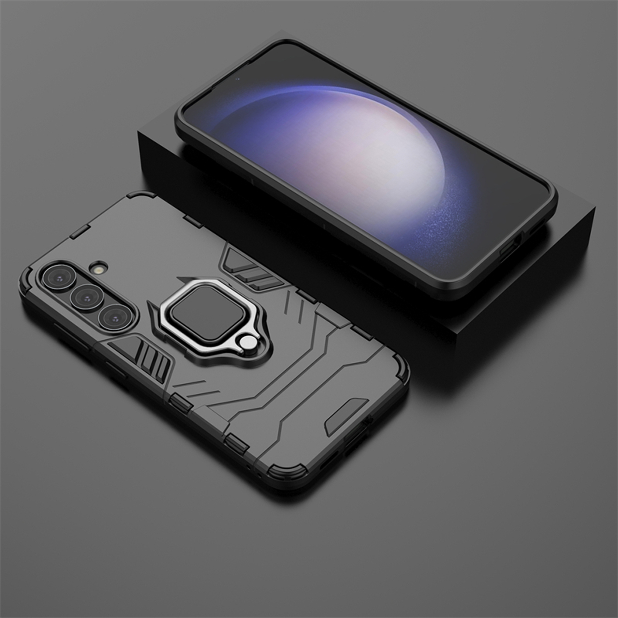 Een zwarte telefoon met een ringhouder en een hoesje, geplaatst op een zwart oppervlak.