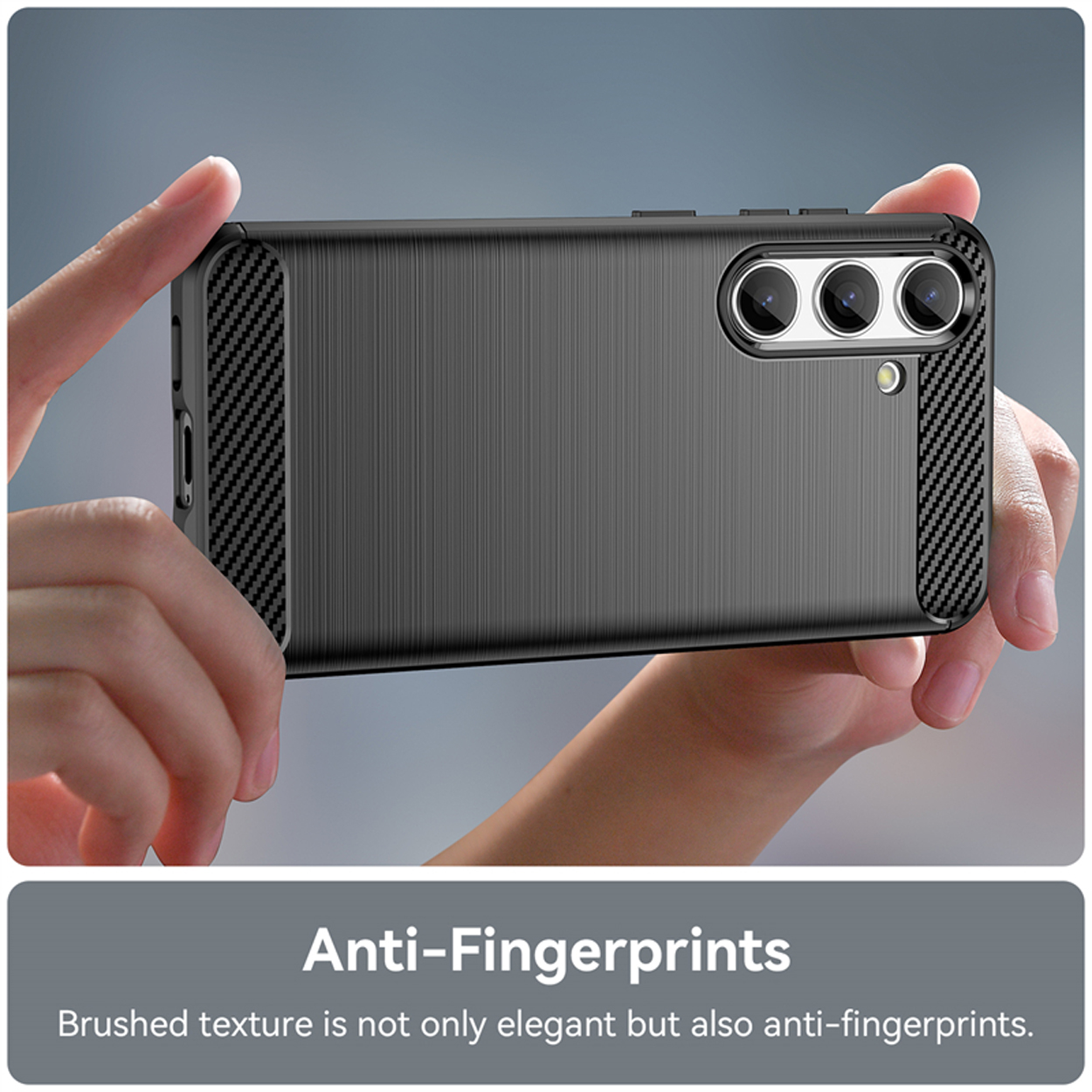 Coque de téléphone noire avec une texture en fibre de carbone. Tenir un téléphone. Fond blanc.