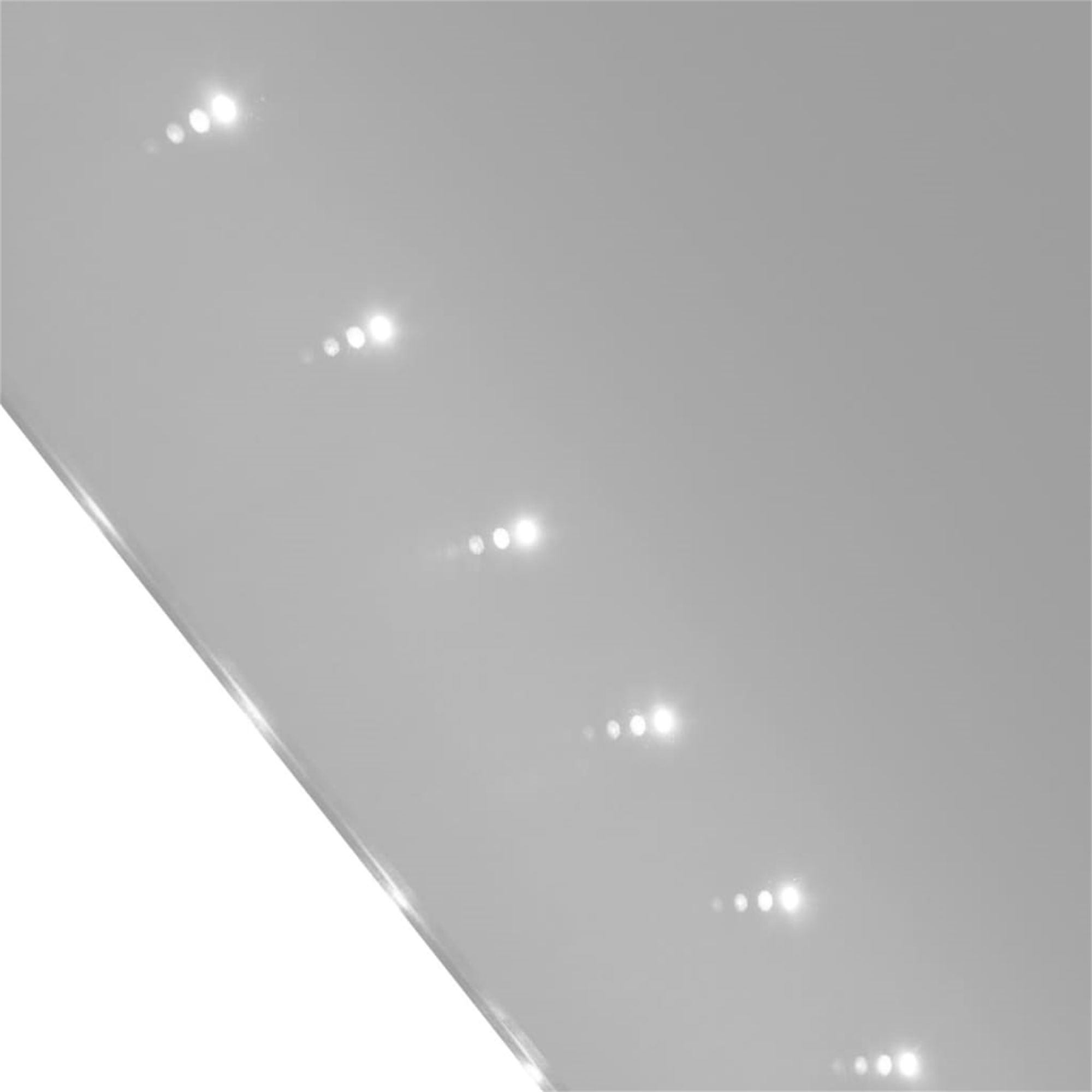Diagonale Ansicht einer glänzenden Glasoberfläche mit Lichtreflexionen.