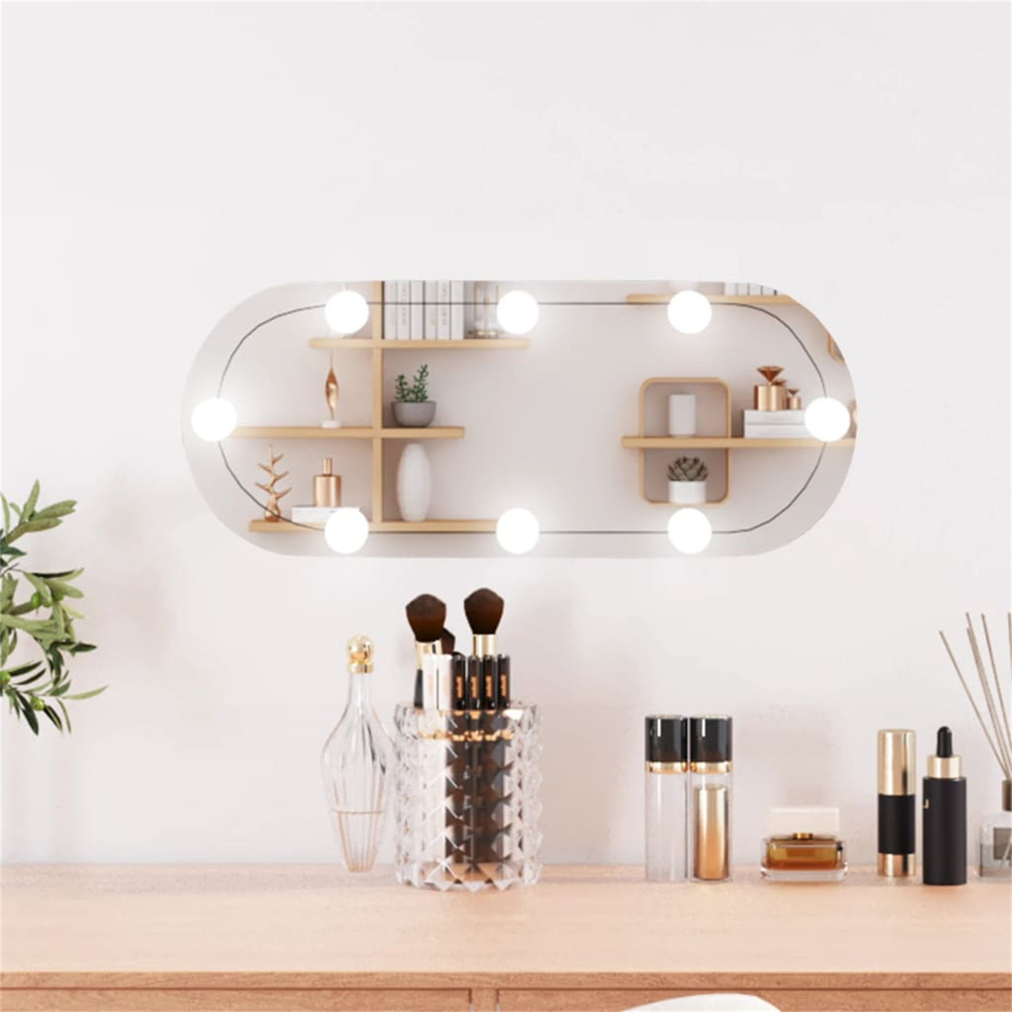 Schminktisch mit Spiegel und Lichtern, Make-up-Produkte und Zubehör. Holztisch und weiße Wand.
