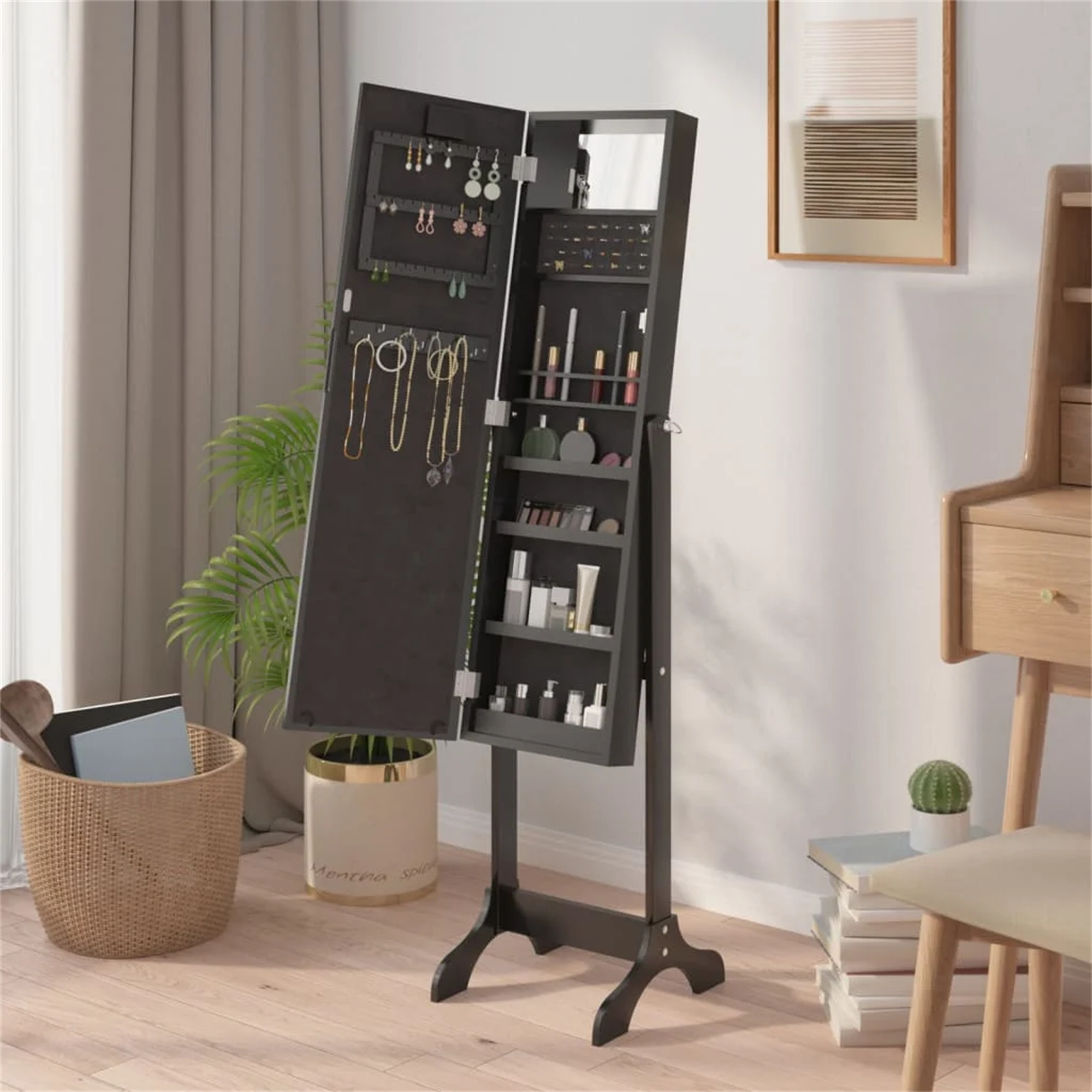 Eine schwarze Schmuck-Armoire mit Spiegel, geöffnet, Schmuck und Regale werden gezeigt.
