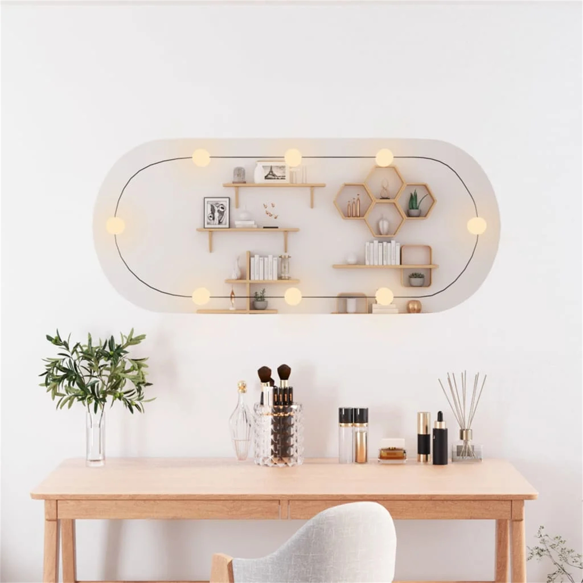 Ein Holzschreibtisch mit Regalen an einer weißen Wand. Die Deko umfasst Bücher, Make-up und eine Vase mit Blättern.