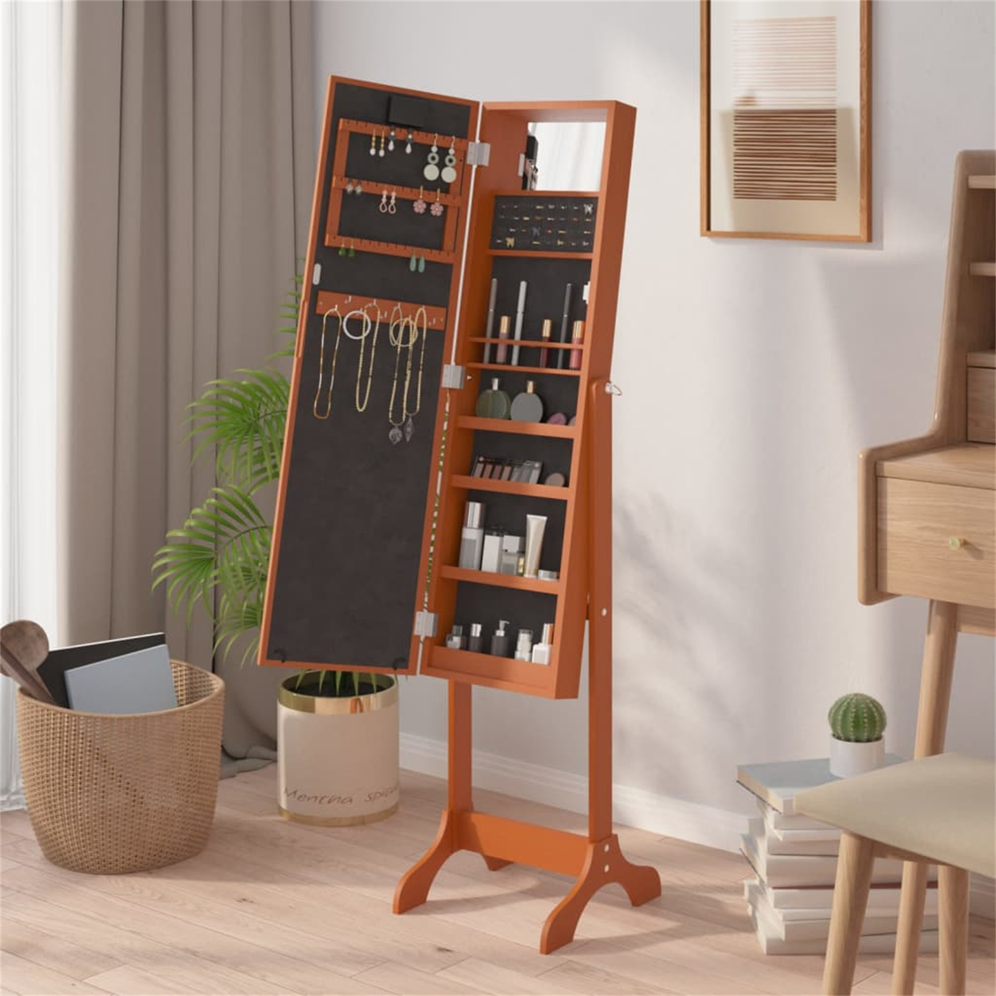 Orangefarbene Holz-Schmuckschrank mit offenen Türen, Schmuck und Spiegel. Innenraum.