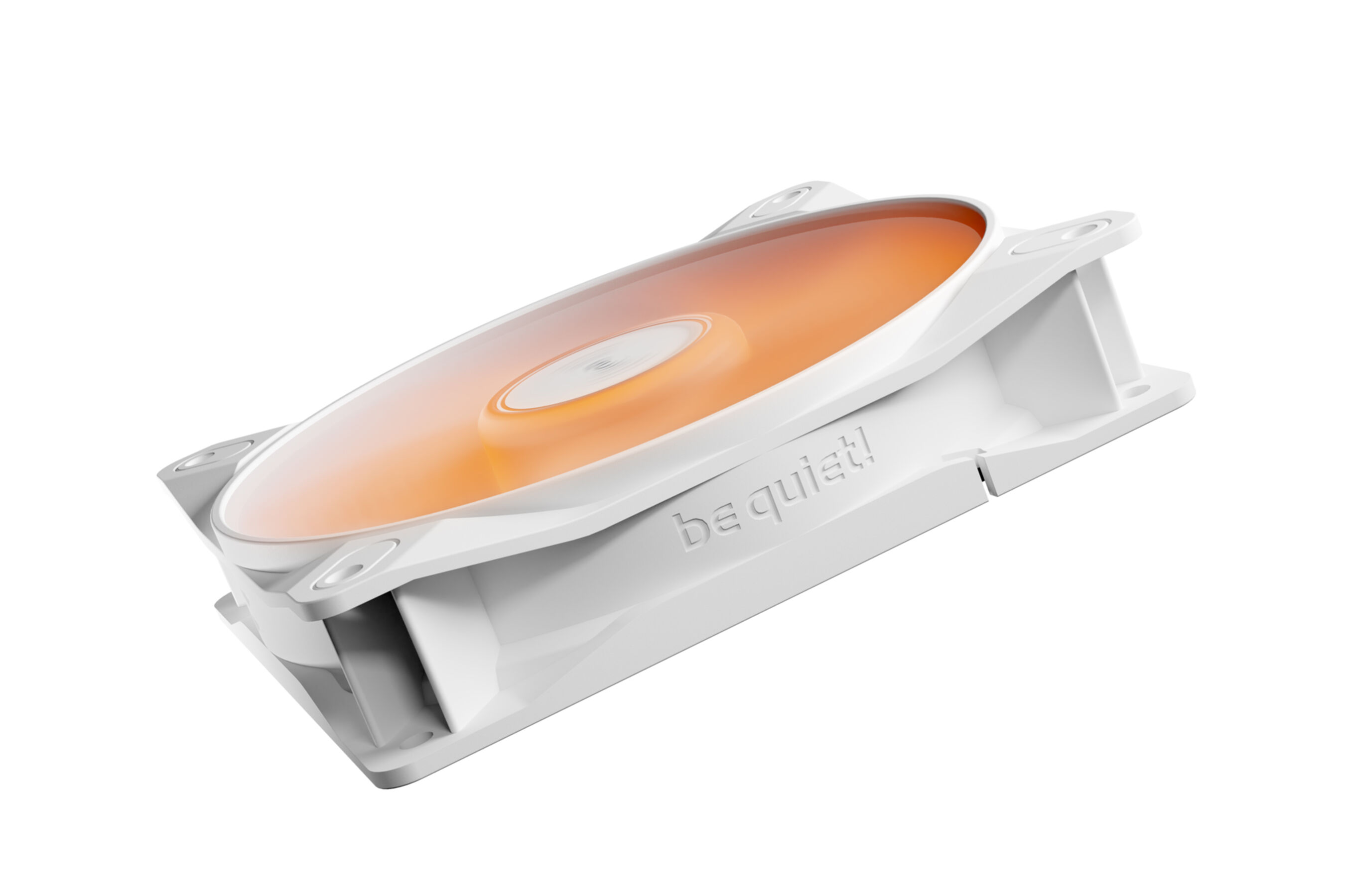 Biały wentylator komputerowy z pomarańczowym środkiem i napisem 'be quiet!'.