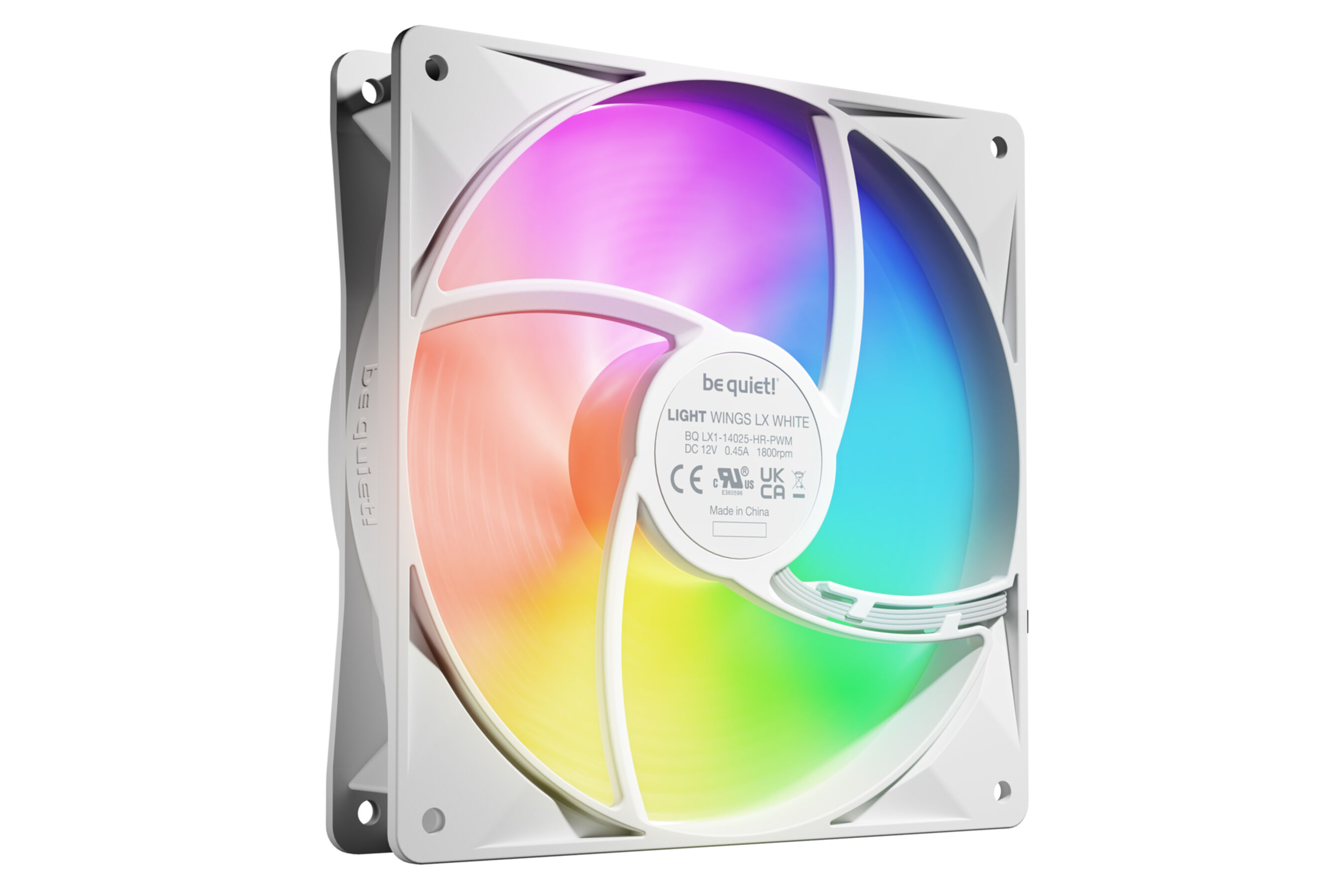 Biały wentylator komputerowy z wielokolorowymi łopatkami. 'be quiet!' napisane z boku. Białe tło.
