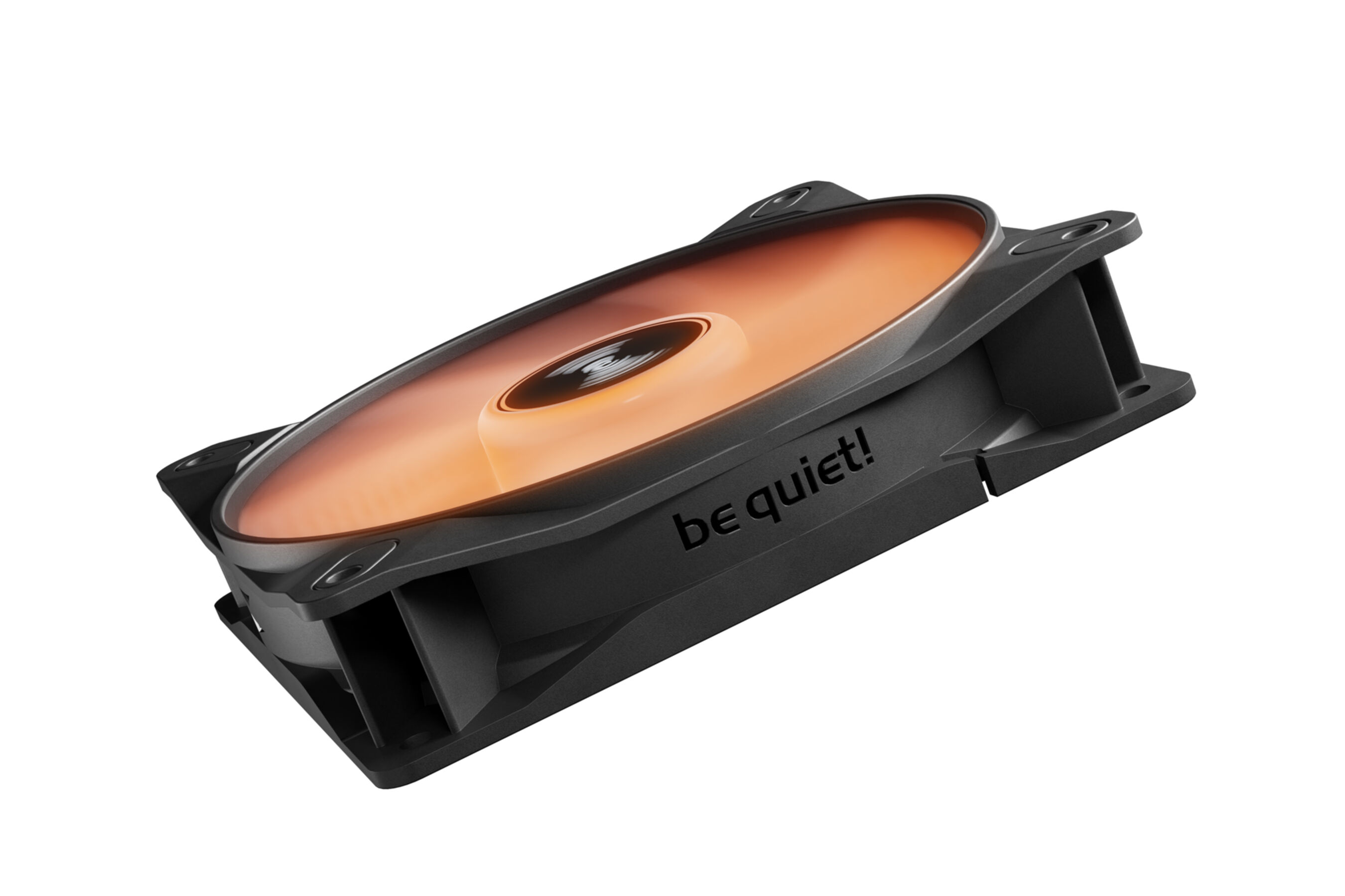 Czarny wentylator komputerowy, widok z boku. Ma pomarańczowe światła i logo be quiet! na ramie.