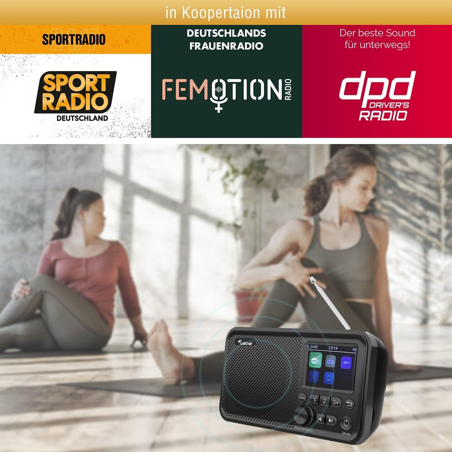 Menschen trainieren mit einem Radio auf dem Boden. Logos von Radiosendern oben.