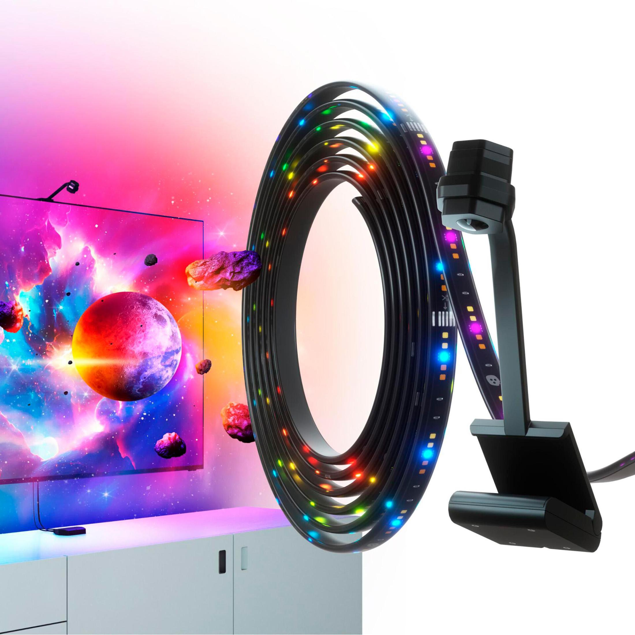 Bir TV ekranının etrafında renkli bir LED şerit aydınlatma kurulumu, uzay temalı bir arka plan ve yüzen kayalarla.