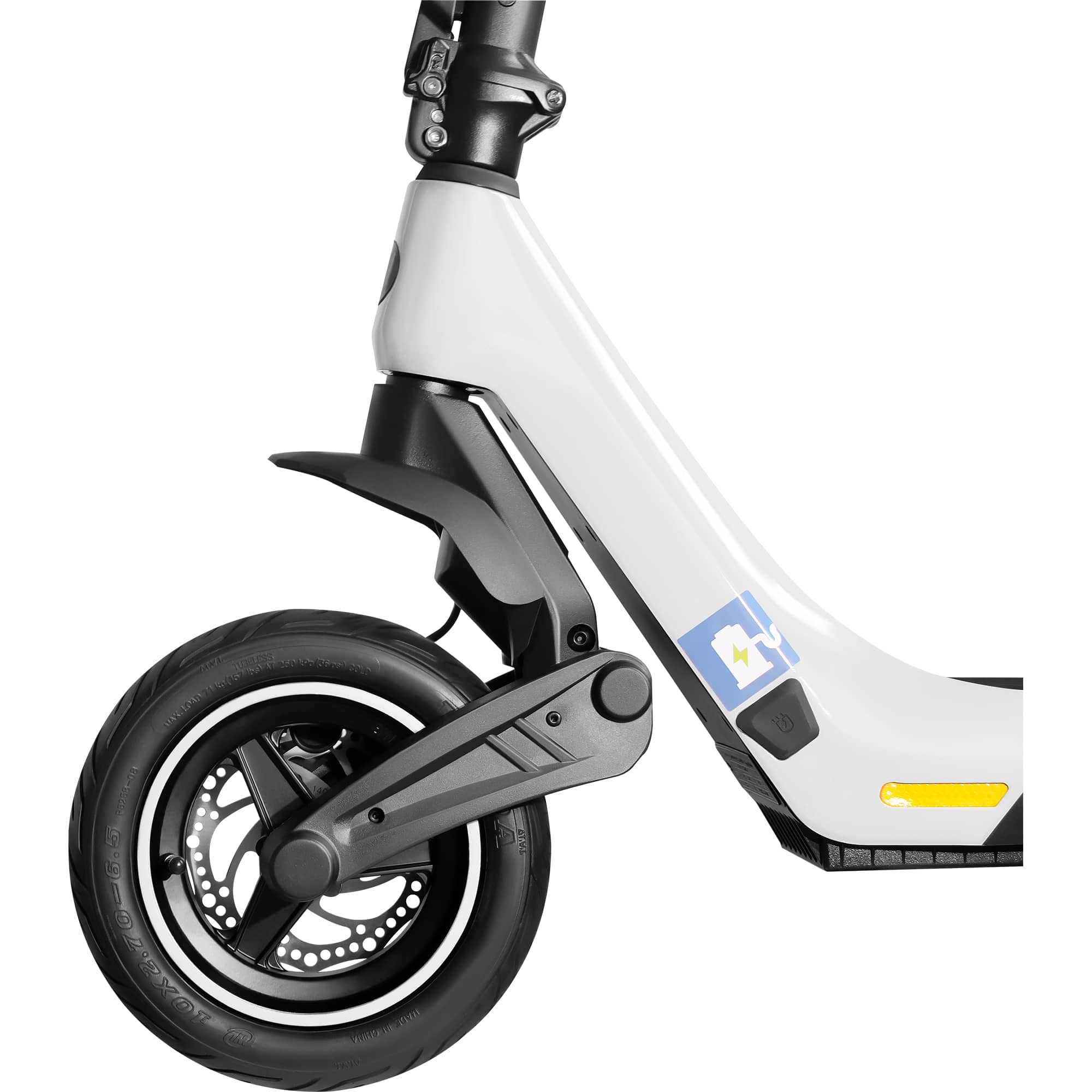 Primer plano de la rueda de un patinete eléctrico blanco, con neumático negro y freno.