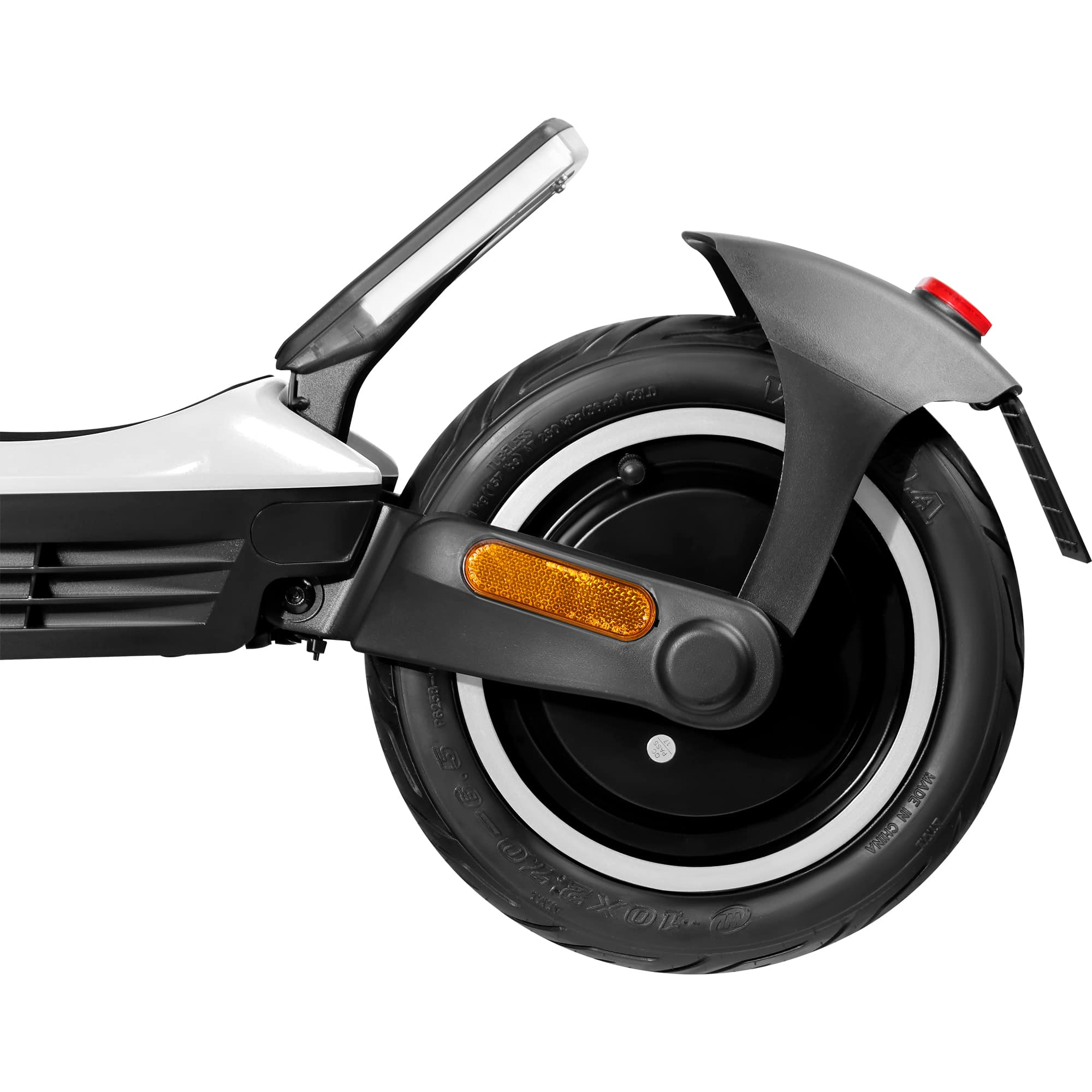 Primer plano de la rueda trasera de un patinete eléctrico blanco y negro. El neumático es negro con una raya blanca.