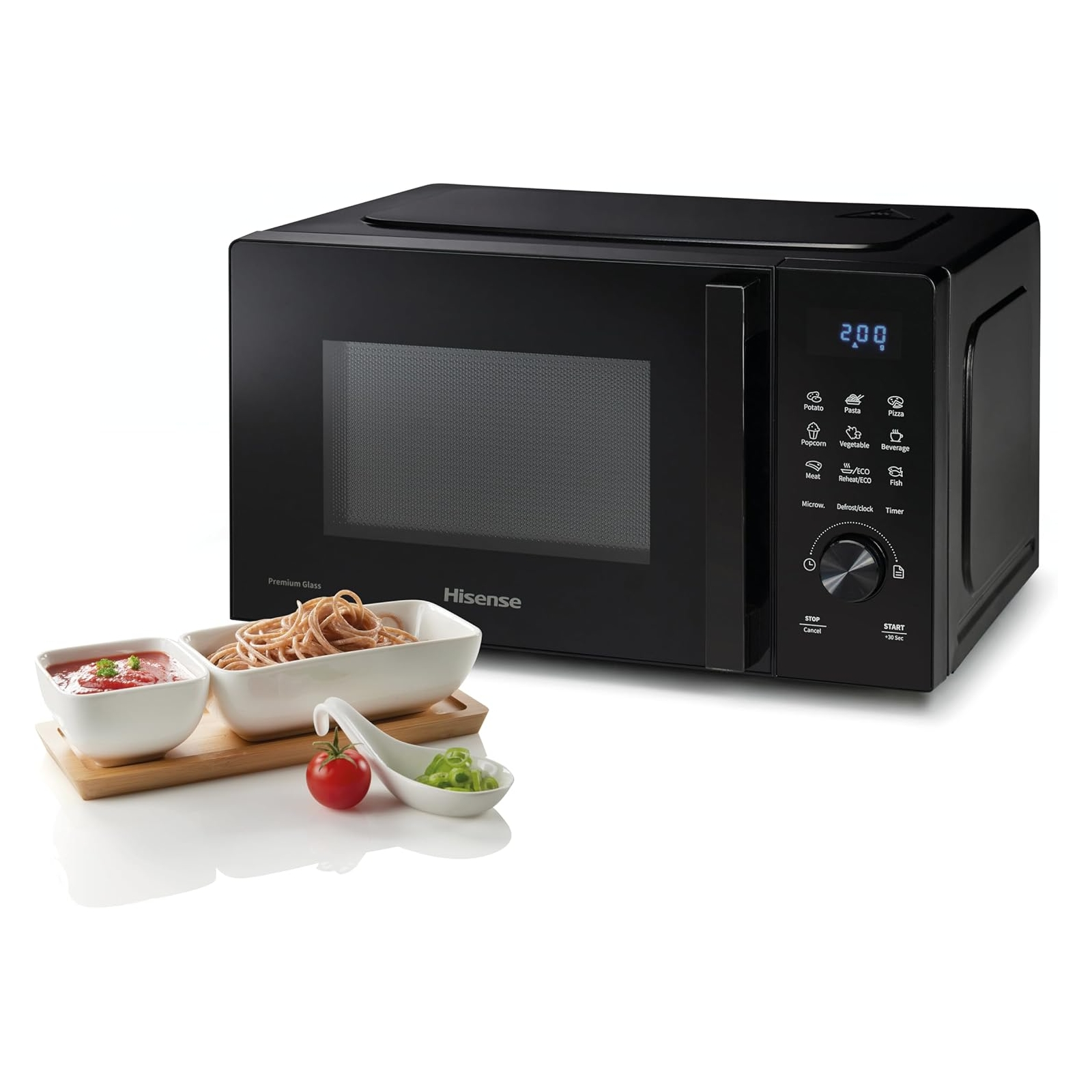 Microondas Hisense negro con comida. Cuencos de pasta y salsa sobre una bandeja de madera.