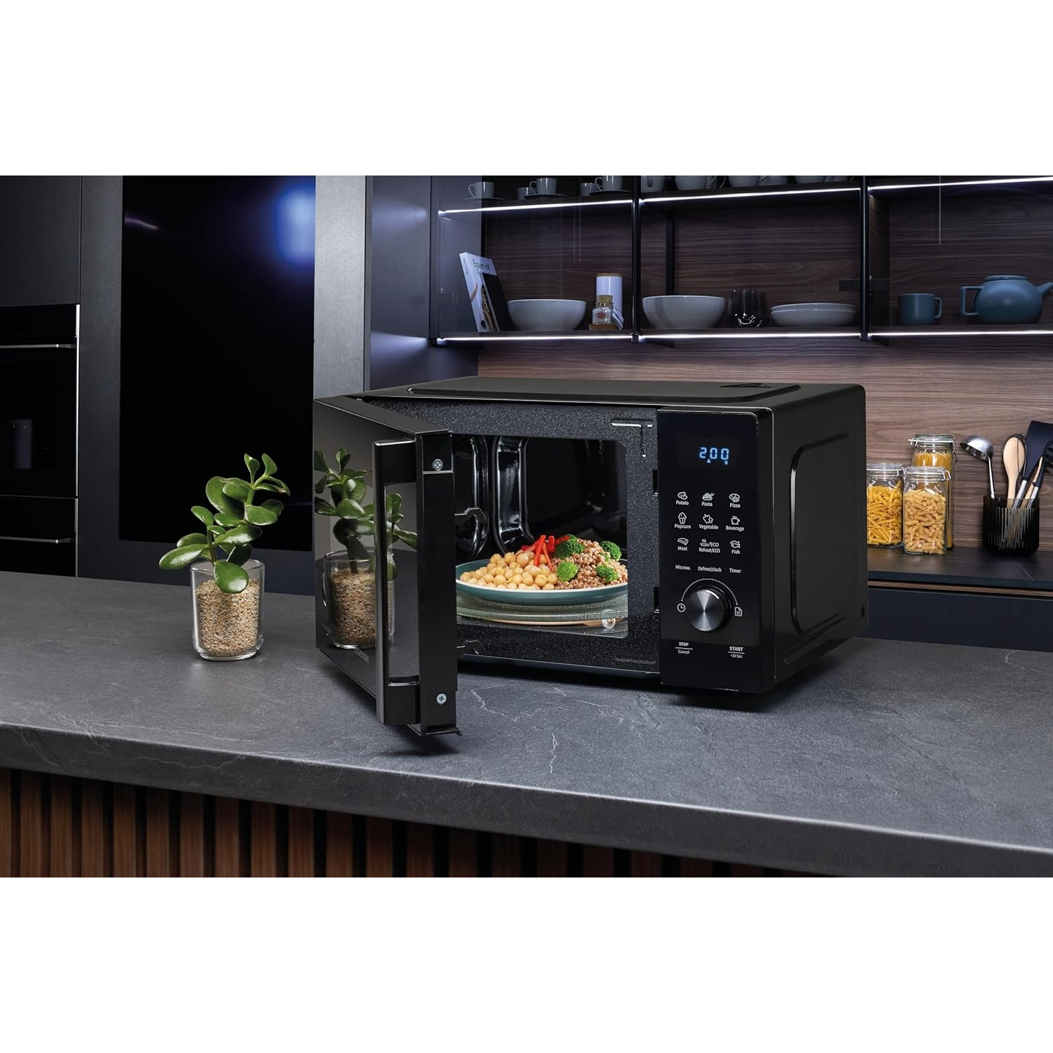 Microondas negro con puerta abierta, comida, fondo de cocina.