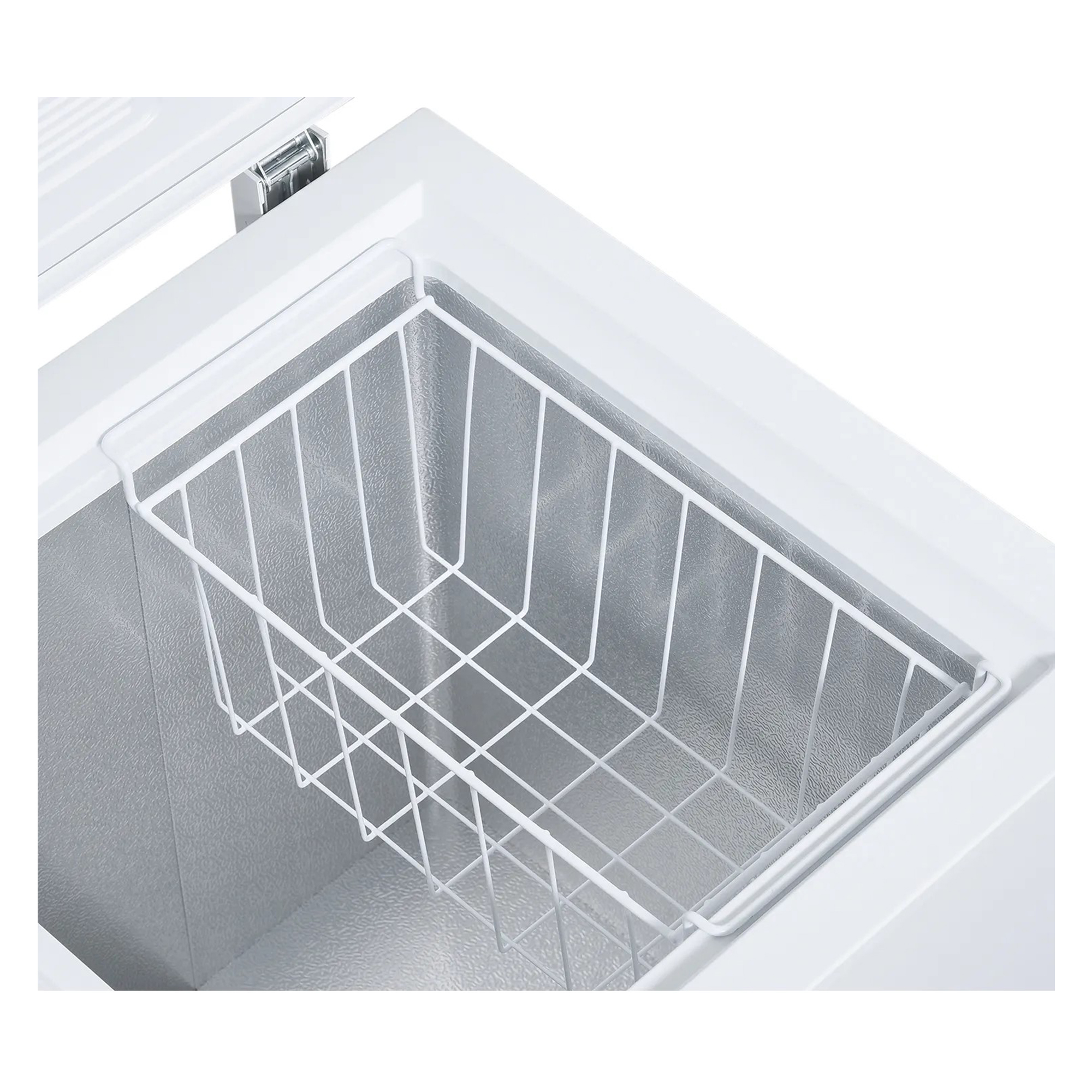 Un congelador horizontal blanco con una cesta de alambre blanca en su interior.