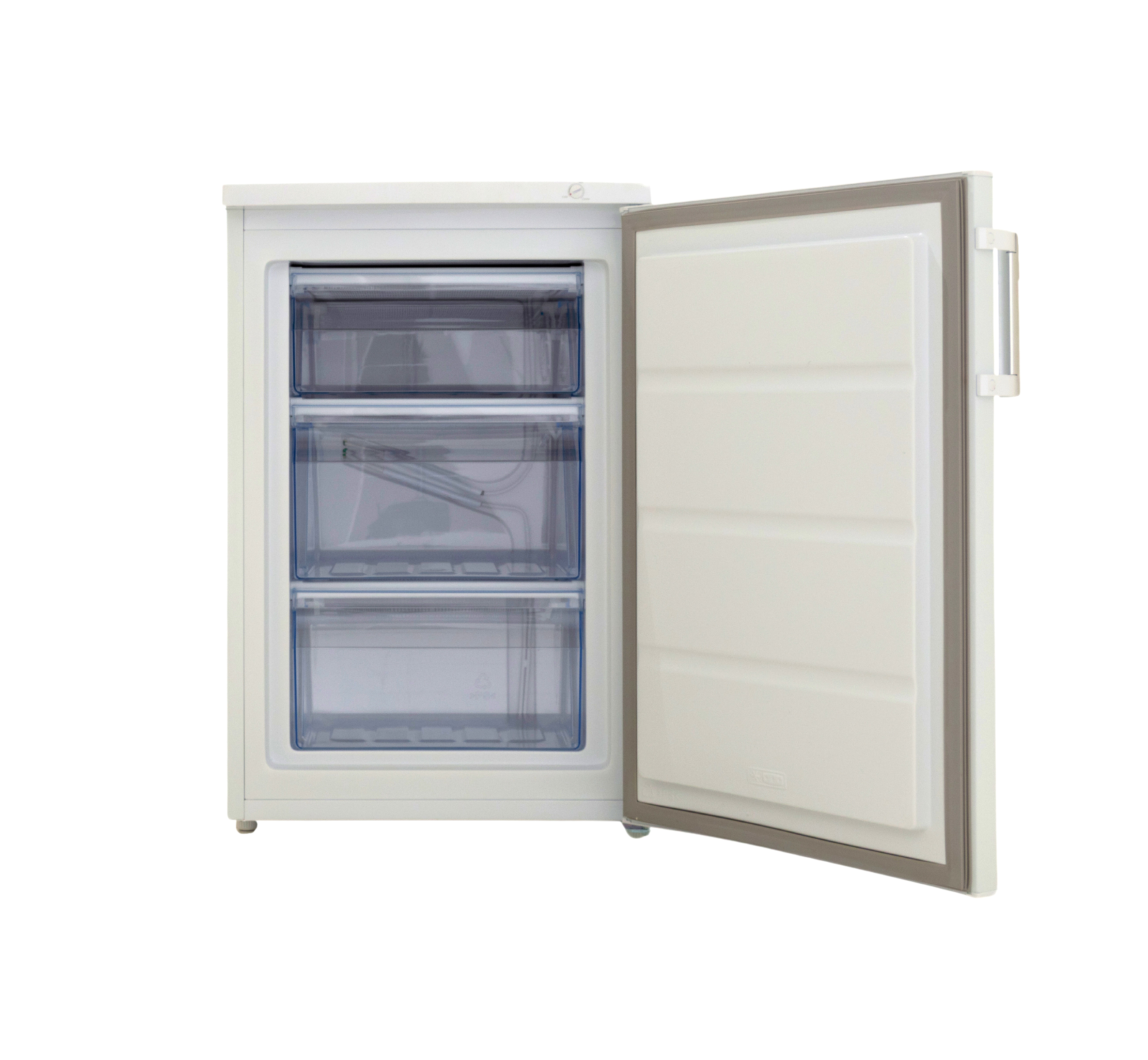 Een witte vriezer met open deur, met drie transparante laden.