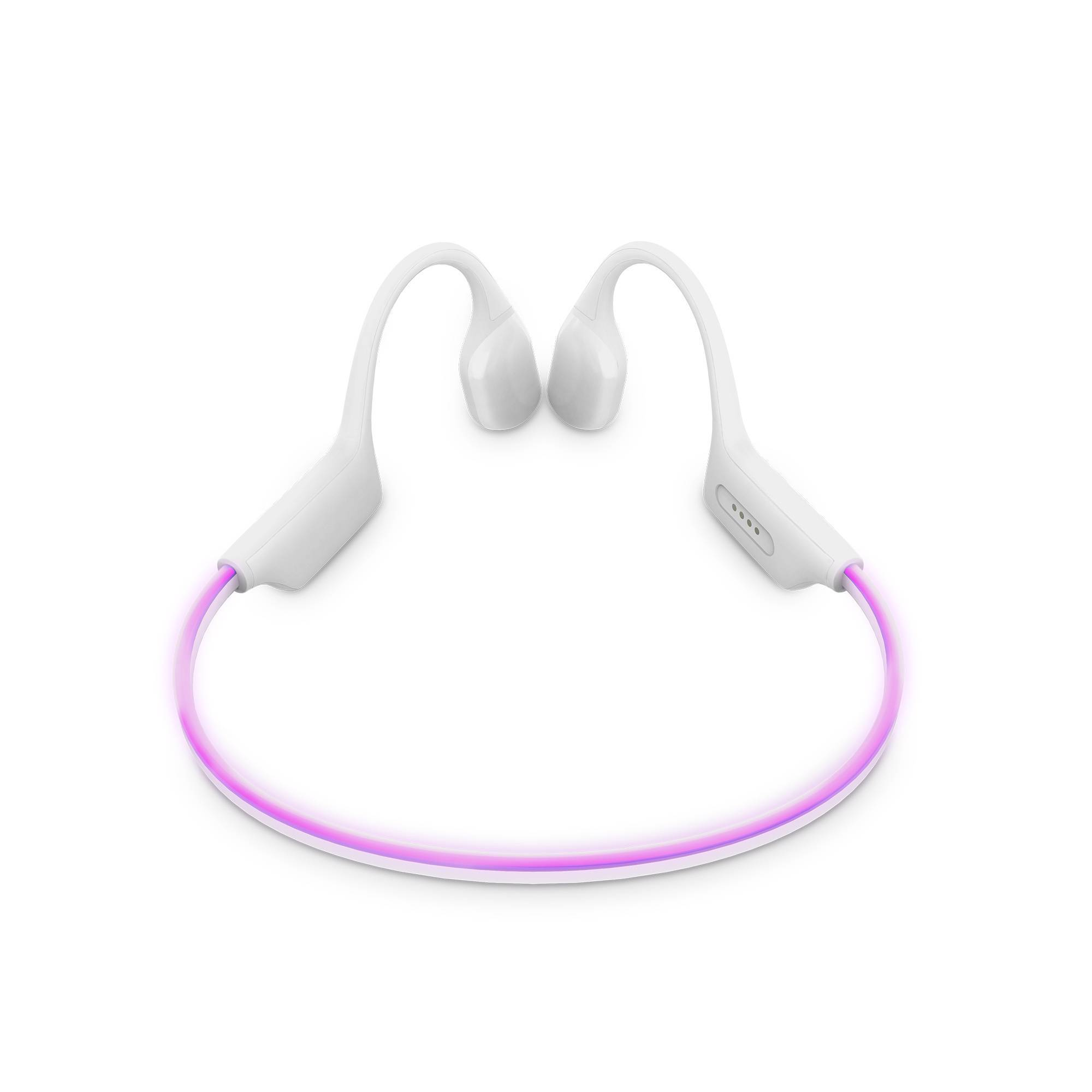 Auriculares de conducción ósea blancos con luz rosa en la parte trasera. Fondo blanco limpio.