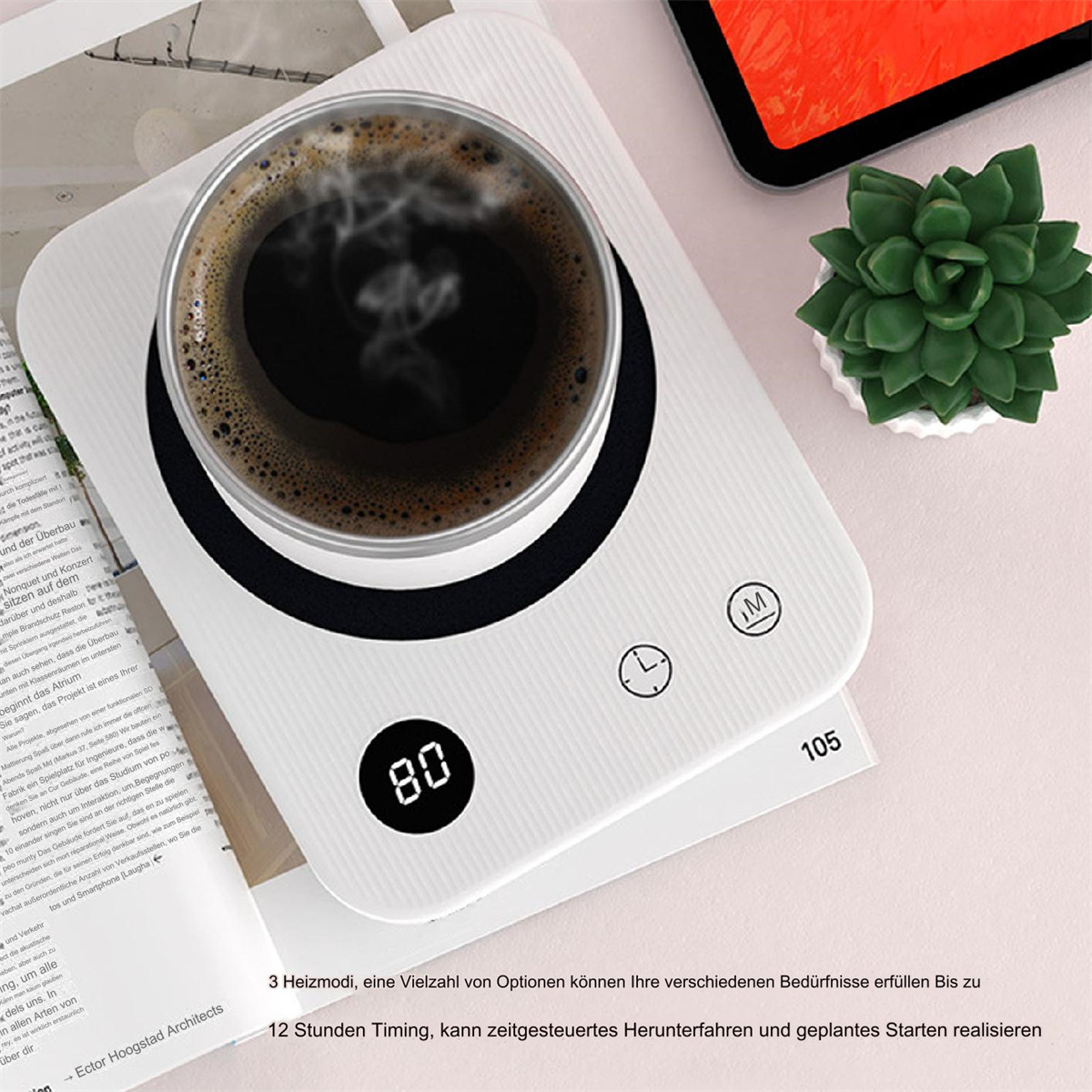 Kaffee-Wärmer mit Kaffeetasse, kleiner Pflanze und Tablet auf heller Oberfläche.