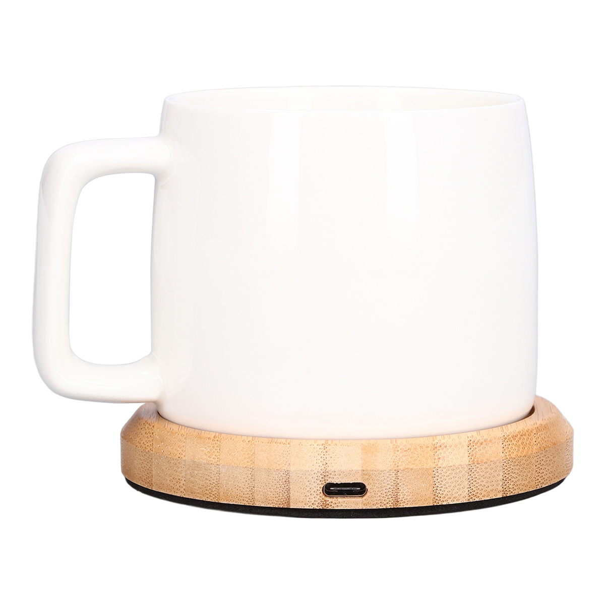 Ein weißer Becher auf einem Holzuntersetzer. Der Untersetzer hat einen USB-Anschluss.