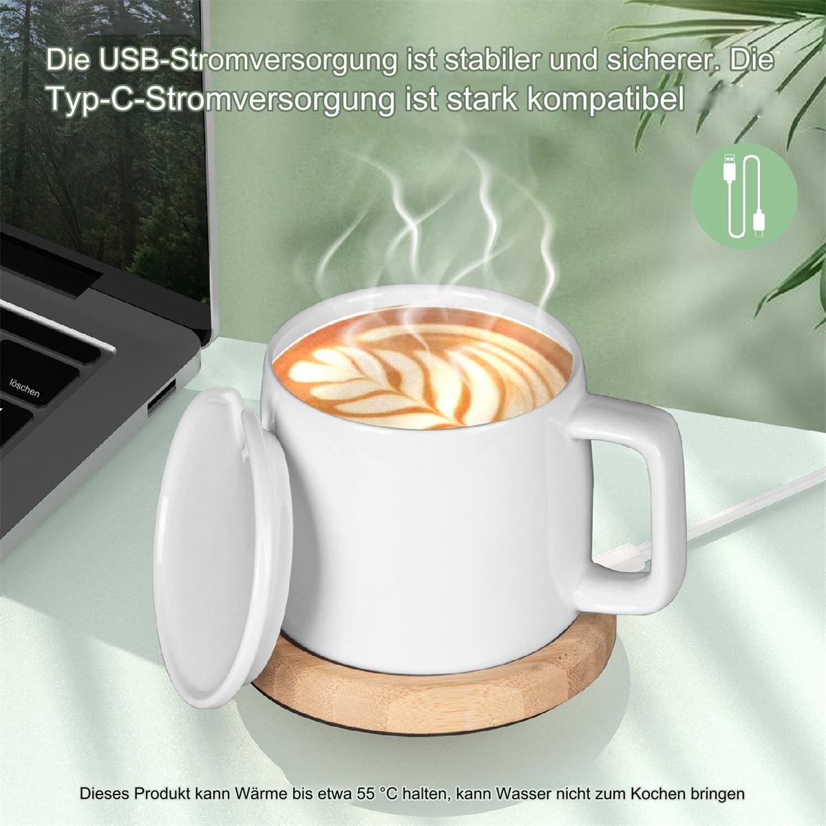 Weißer Becher mit Latte Art auf einem Holzuntersetzer, in der Nähe eines Laptops und Blättern.