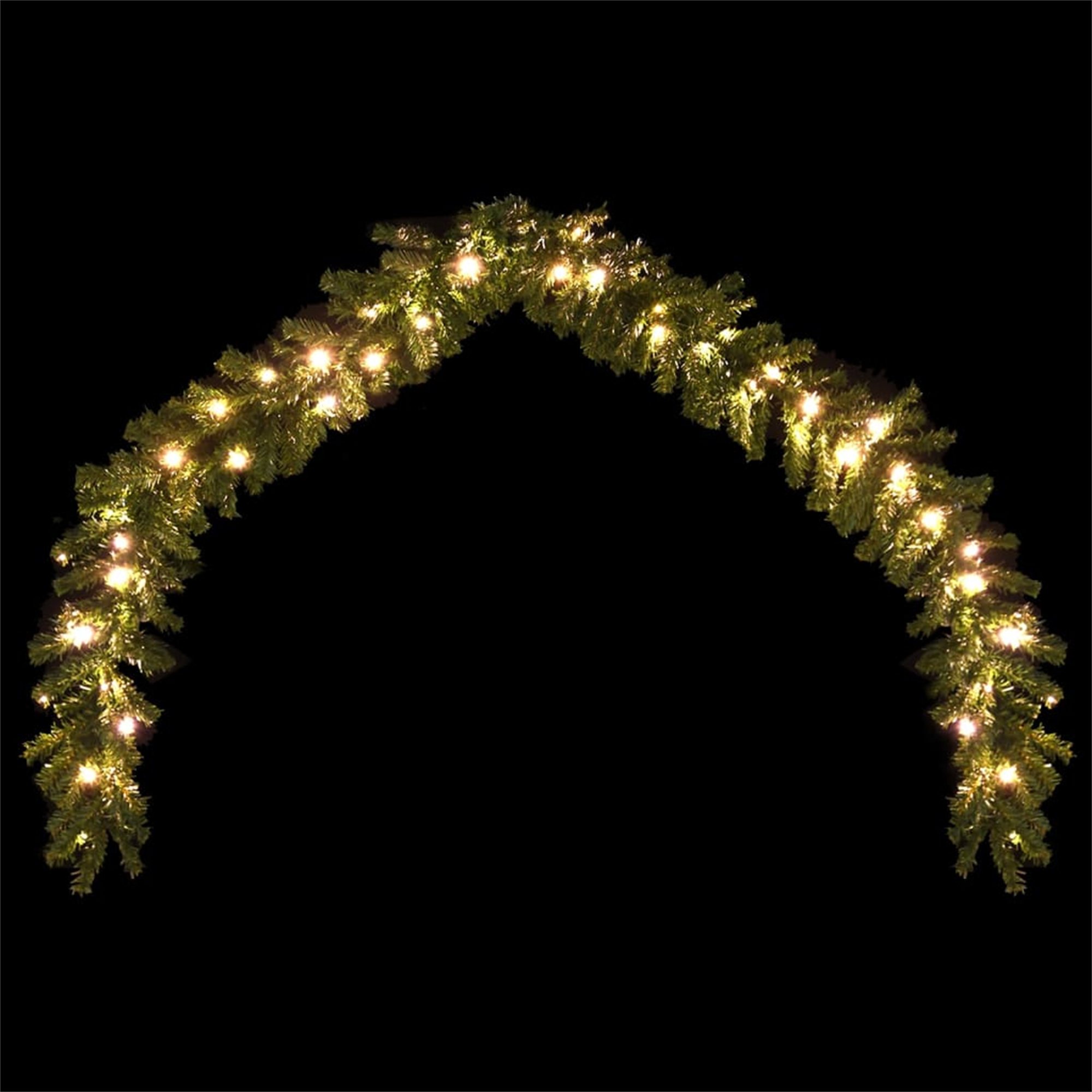 Girlande aus Weihnachtslichtern in Bogenform vor schwarzem Hintergrund.