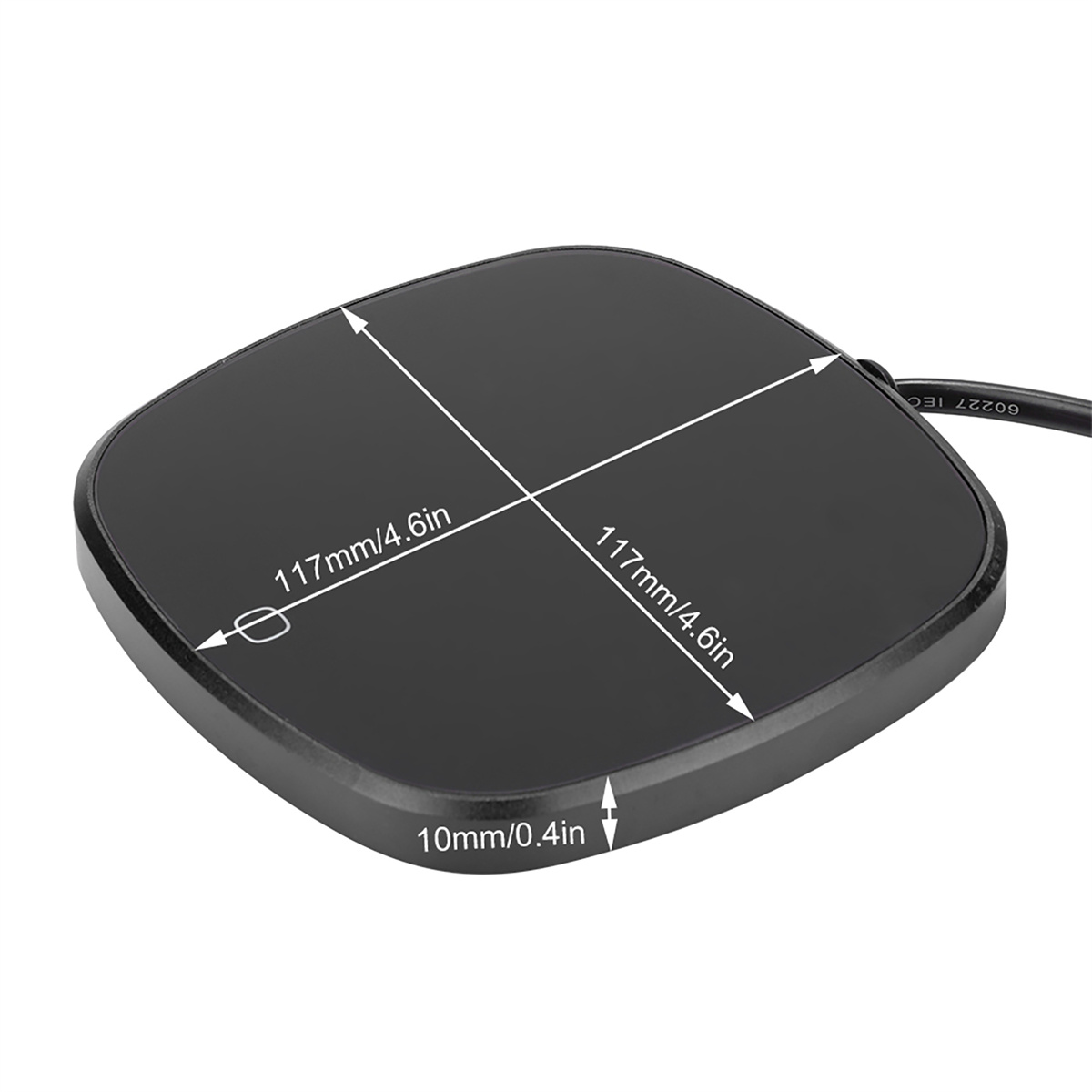 Schwarzes quadratisches Ladepad mit Maßen und Kabel. Weiße Pfeile und Text. Weißer Hintergrund.