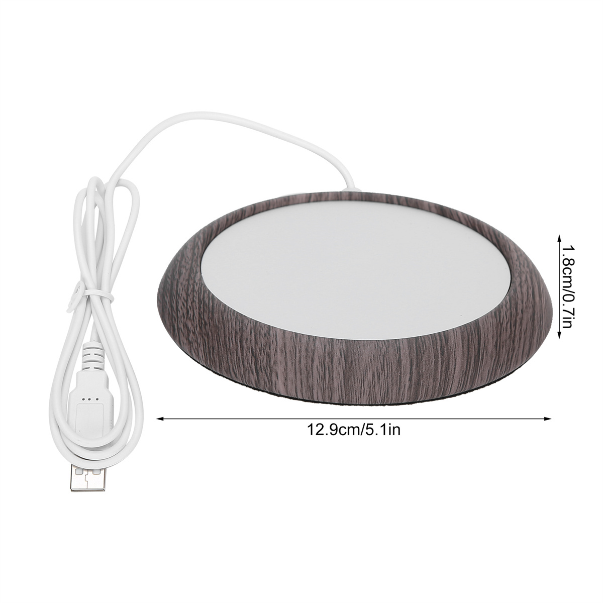 Ein runder Tassenwärmer mit Holzmaserungskante und weißer Mitte. Ein USB-Kabel ist angeschlossen.