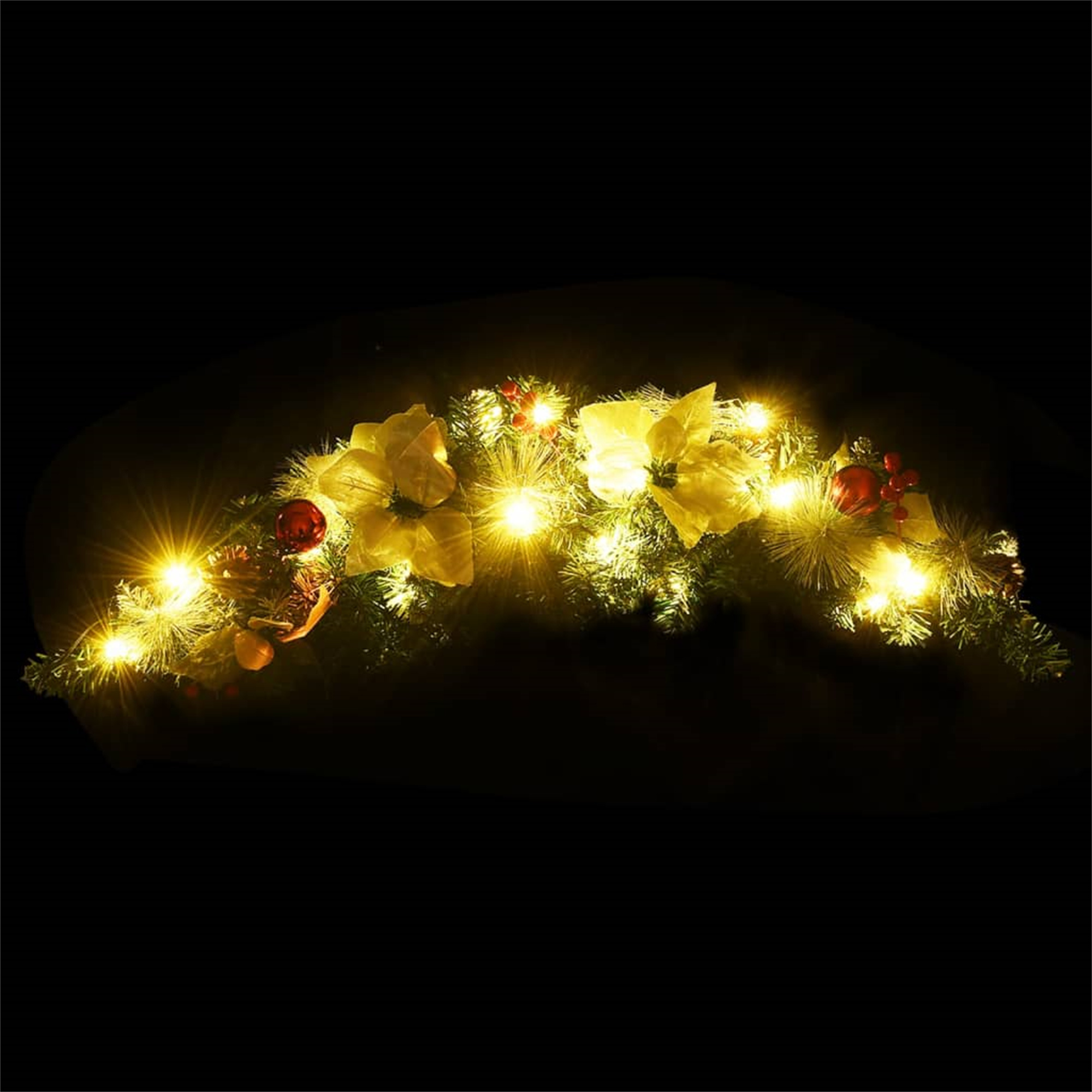 Weihnachtsbeleuchtung vor schwarzem Hintergrund. Die Lichter sind gelb und hell.