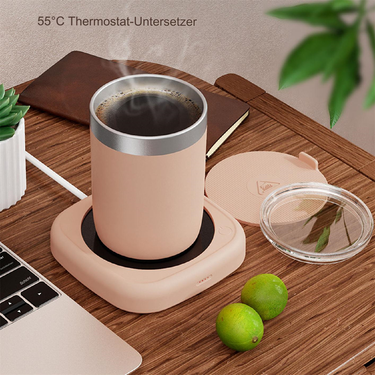 Eine Tasse Kaffee auf einem Wärmer steht auf einem Holztisch mit anderen Gegenständen, darunter Limetten und ein Laptop.