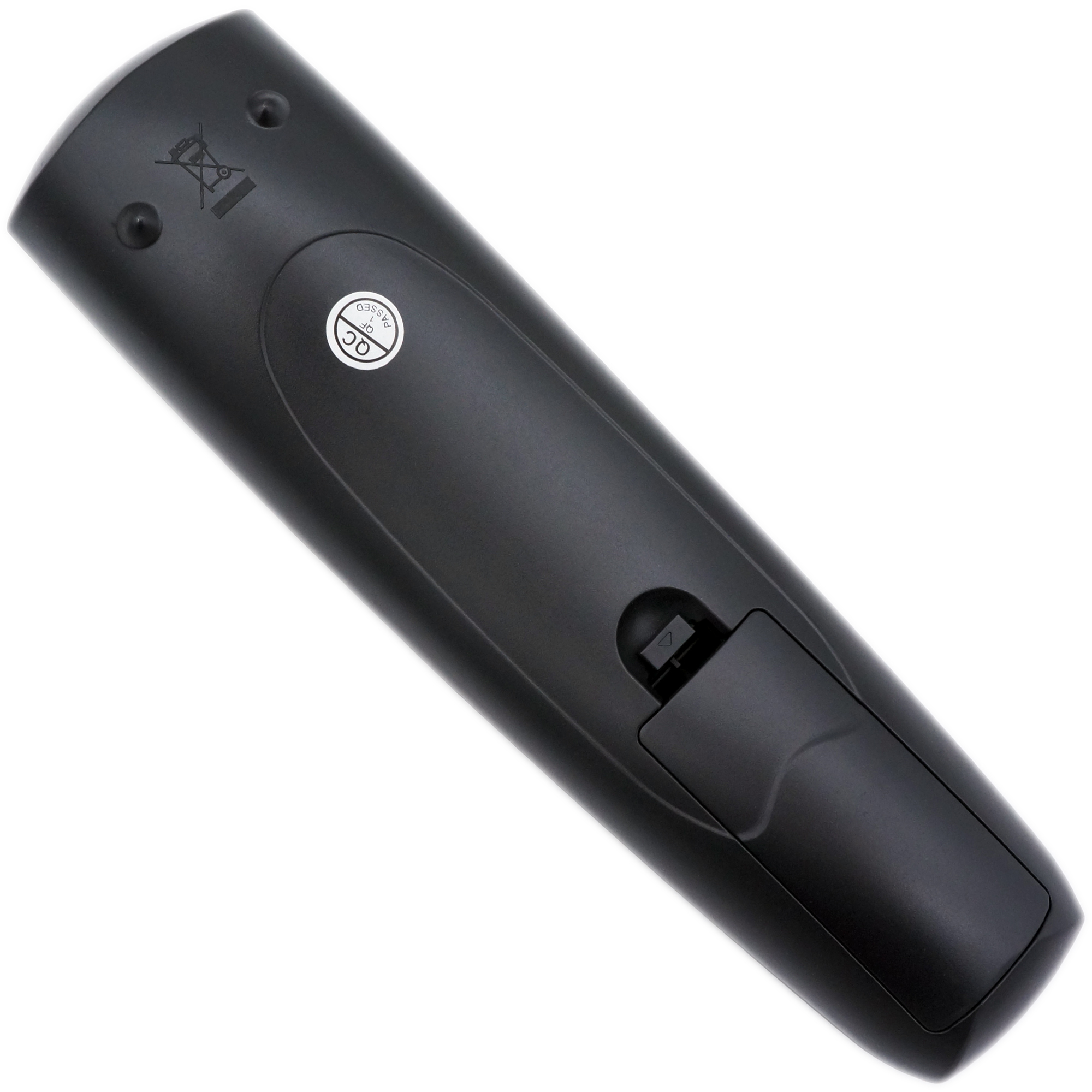Schwarze Fernbedienung mit geöffnetem Batteriefach und QC-Aufkleber oben.