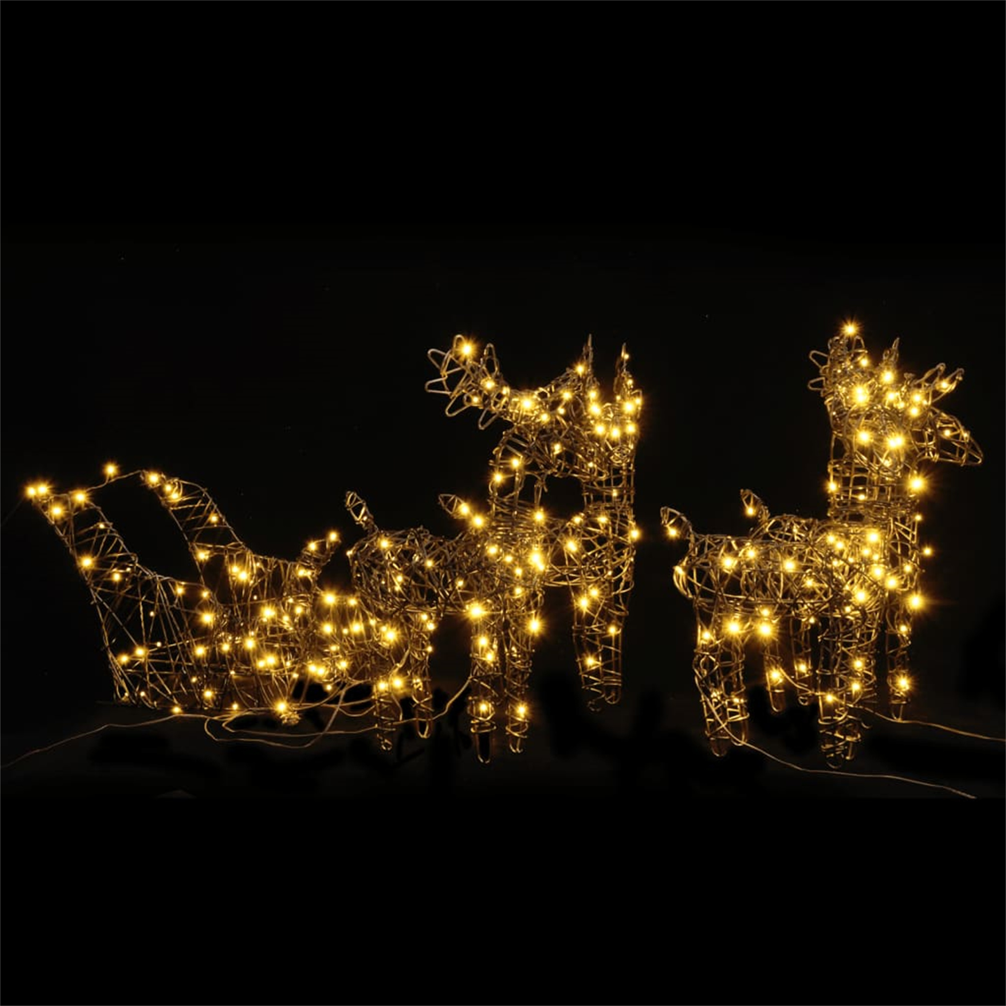 Beleuchtete Weihnachtsszene mit Rentieren und einem Schlitten, schwarzer Hintergrund.