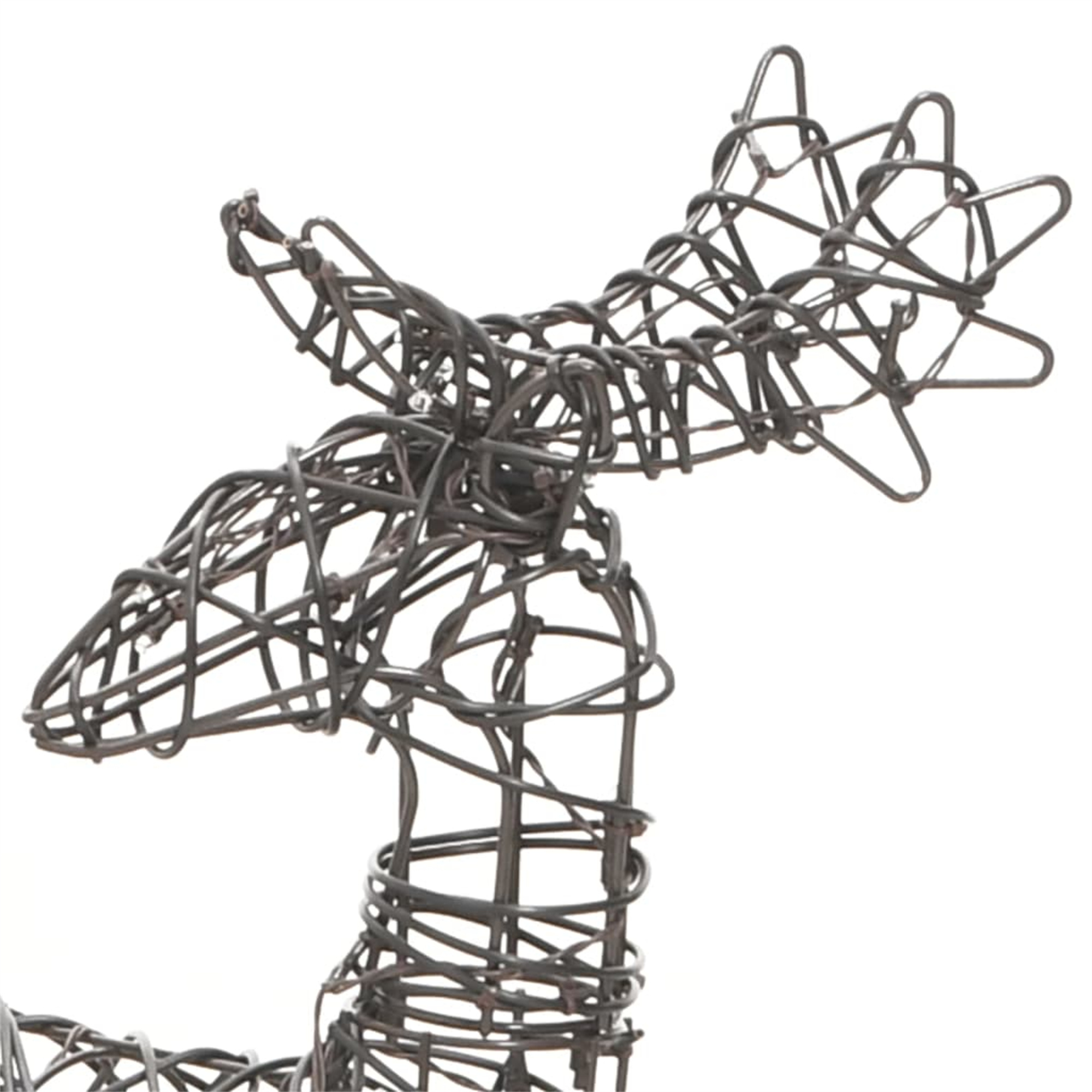 Eine Drahtgitter-Rentierskulptur auf weißem Hintergrund, mit Geweih und Körper.
