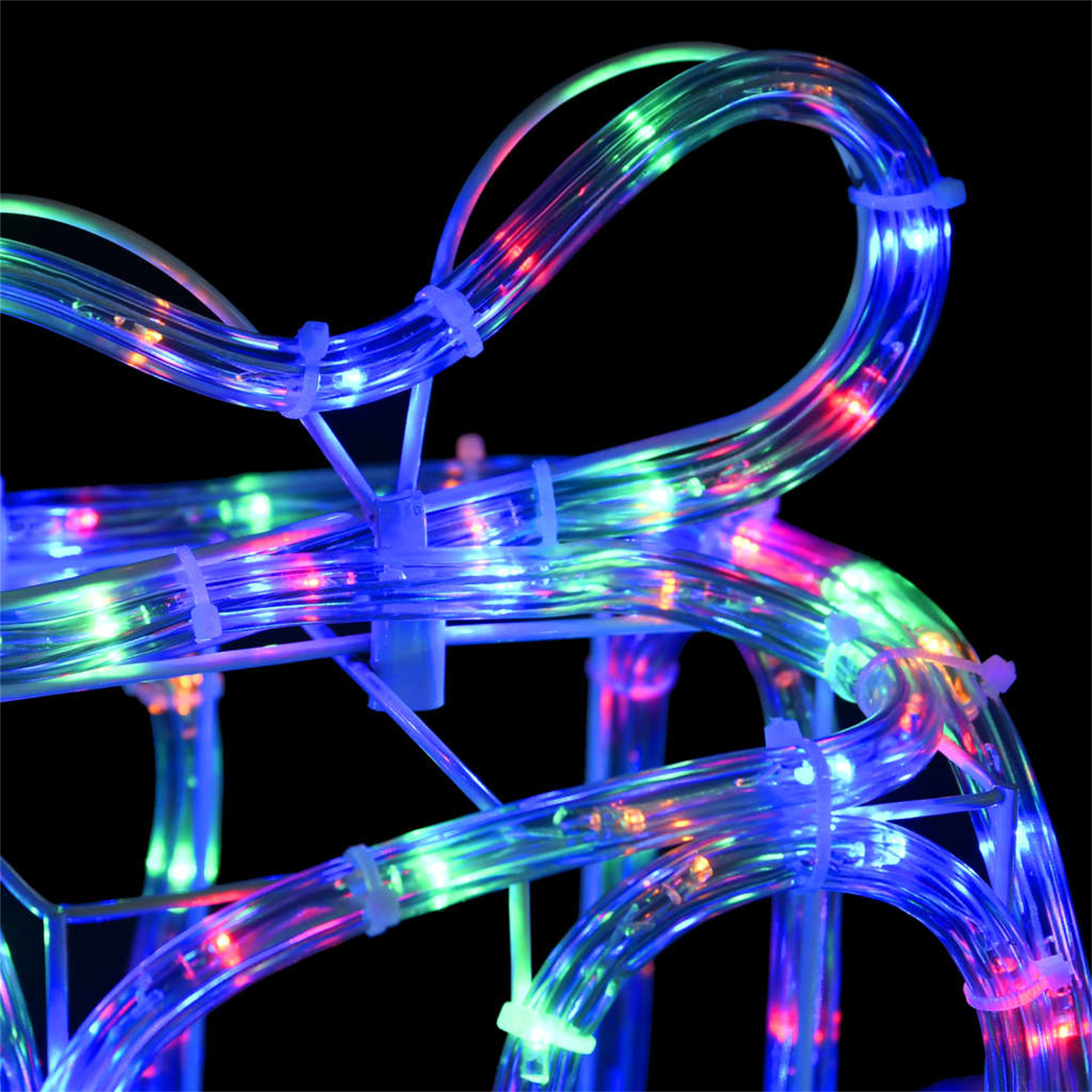Nahaufnahme einer dekorativen Lichtröhre mit bunten LEDs im Inneren, auf schwarzem Hintergrund.