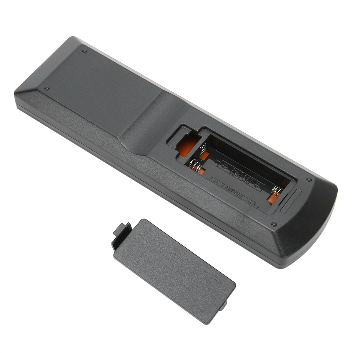 Die Rückseite einer Fernbedienung mit offenem Batteriefach.