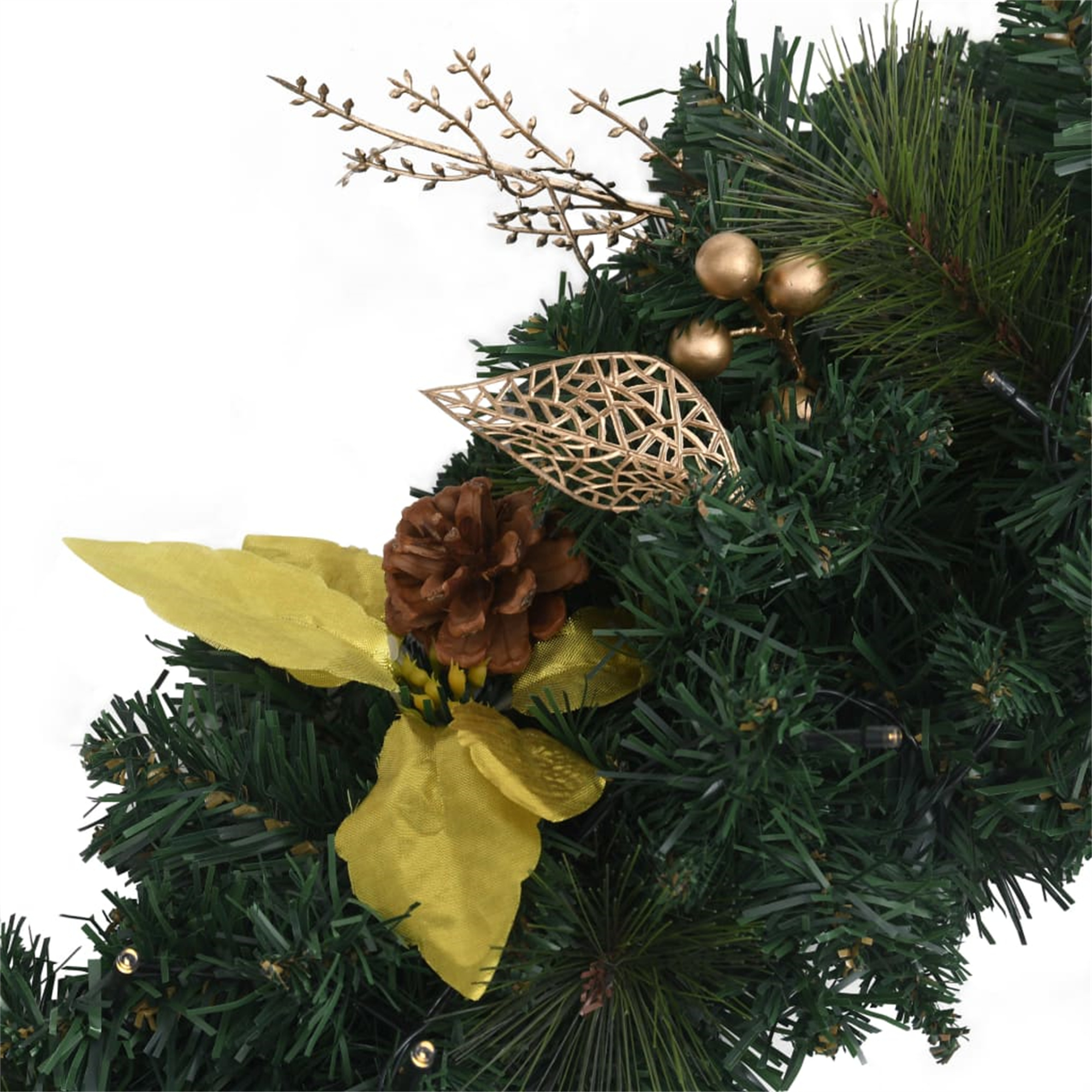 Weihnachtsgirlande mit Kiefer, Ornamenten und Lichtern. Weißer Hintergrund.