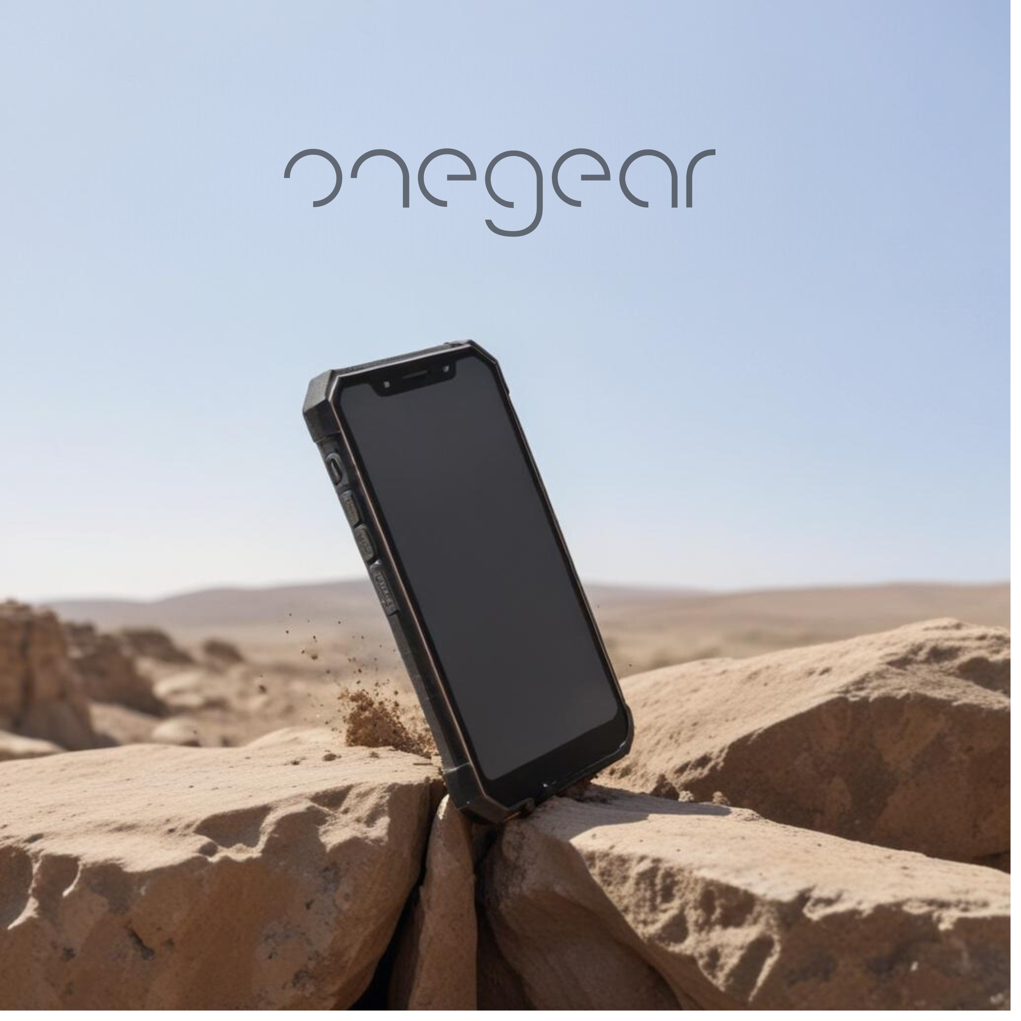 Telefono nero robusto su superficie rocciosa. Il marchio "onegear" in alto.