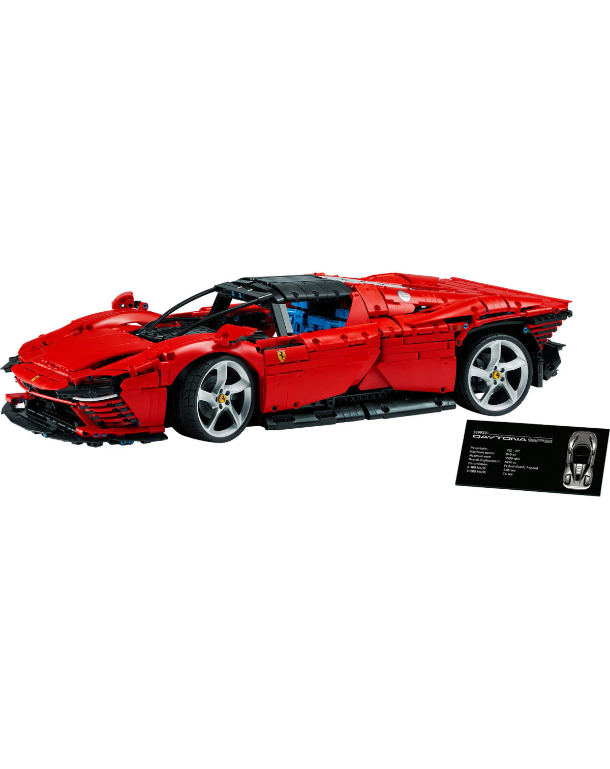 Czerwony model samochodu Lego Ferrari Daytona SP3 z małą kartą. Białe tło.