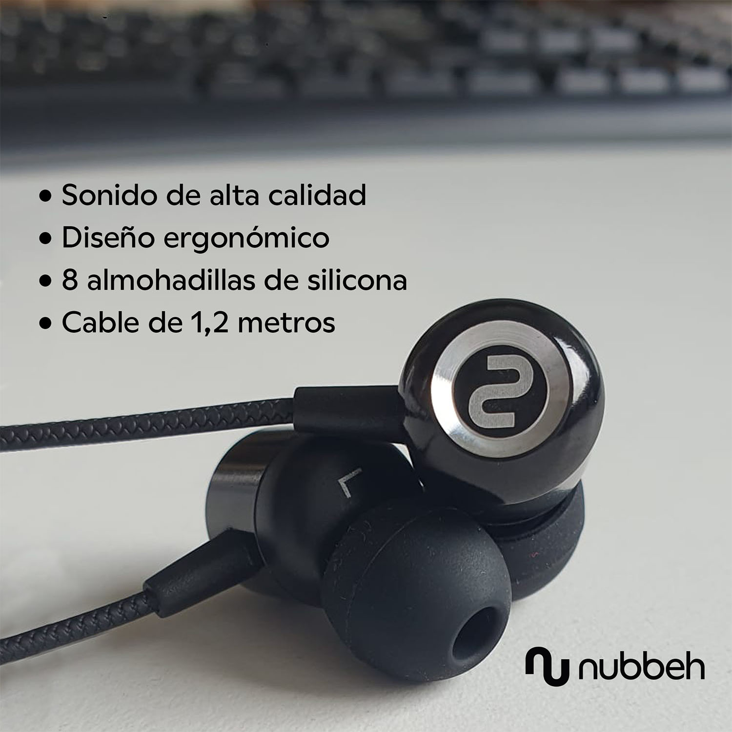 Primer plano de auriculares negros con un logotipo plateado y texto que describe las características del producto.