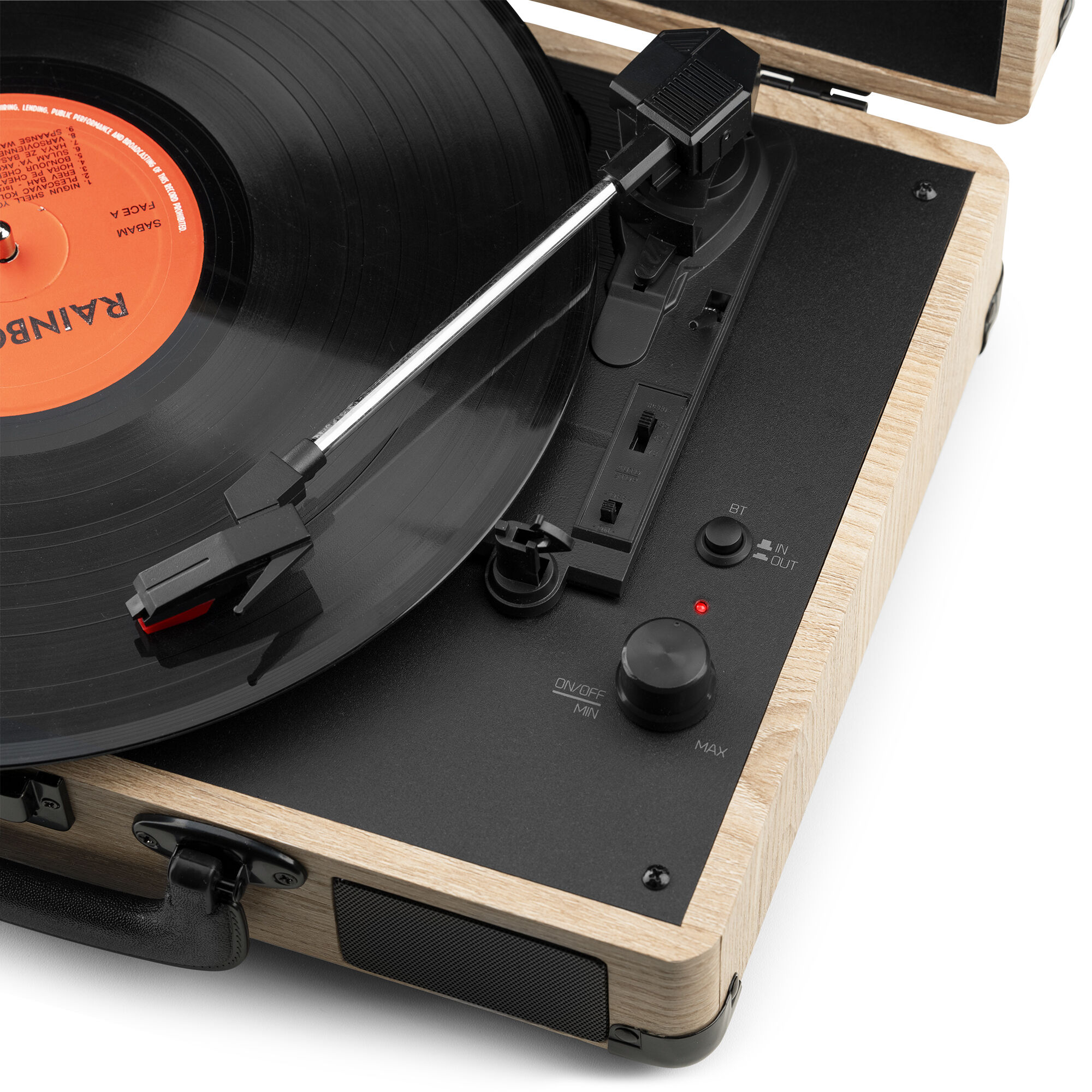 Un tocadiscos con un disco reproduciéndose, con base de madera y panel de control negro.