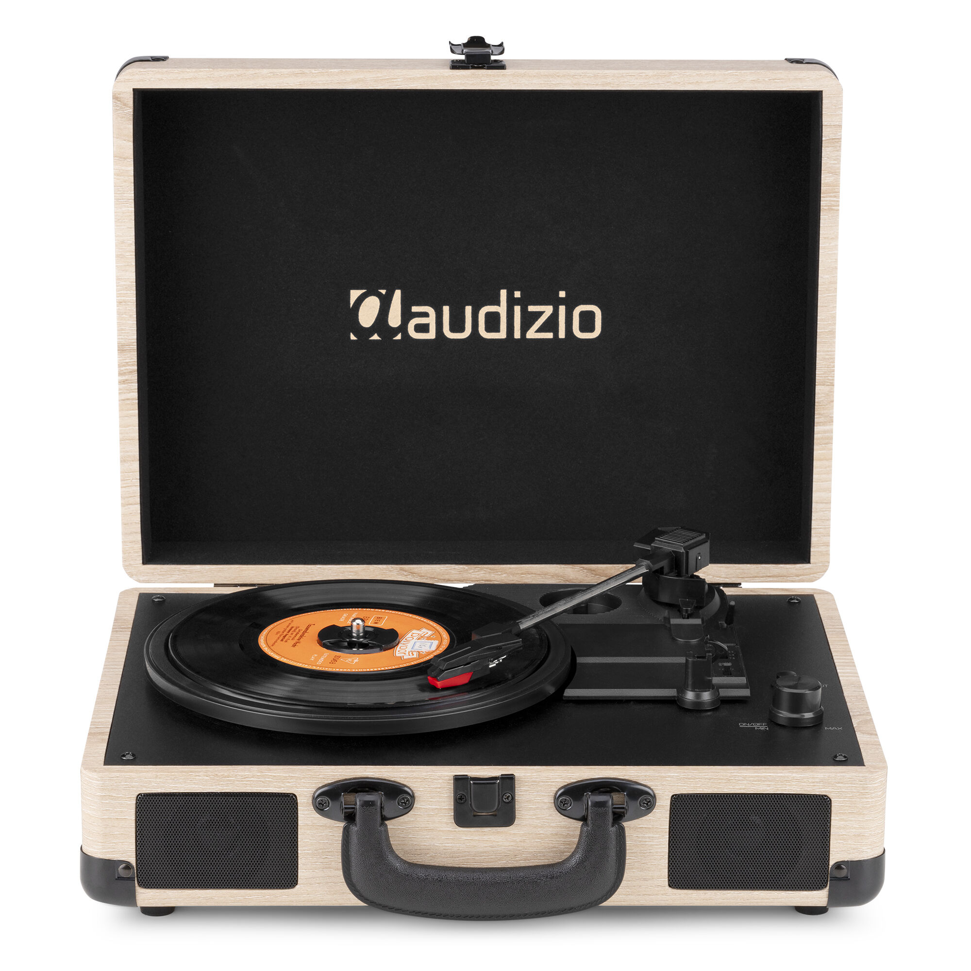 Tocadiscos en una caja de madera, abierto. Disco negro en el tocadiscos. Fondo blanco.
