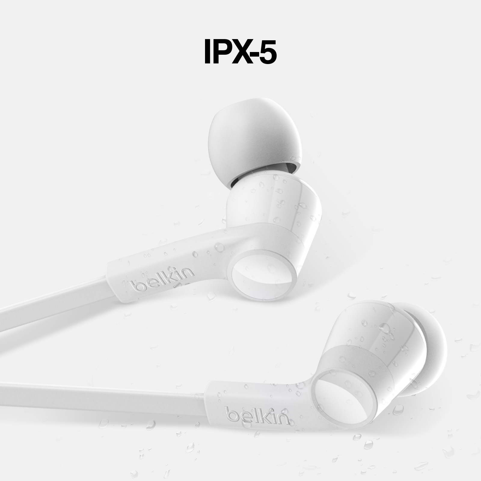 Białe słuchawki Belkin z widoczną nazwą marki i oceną IPX-5.