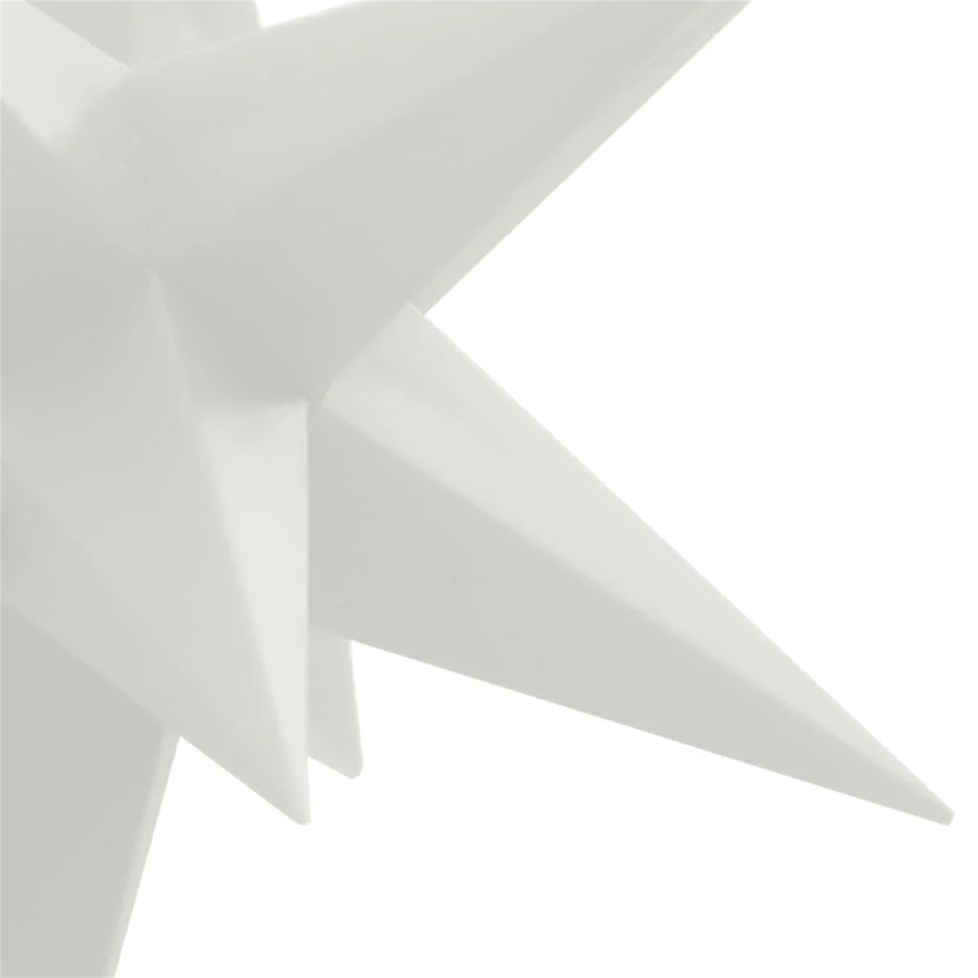 Nahaufnahme eines weißen Sterns, die Spitzen sind scharf und angewinkelt. Der Hintergrund ist weiß.