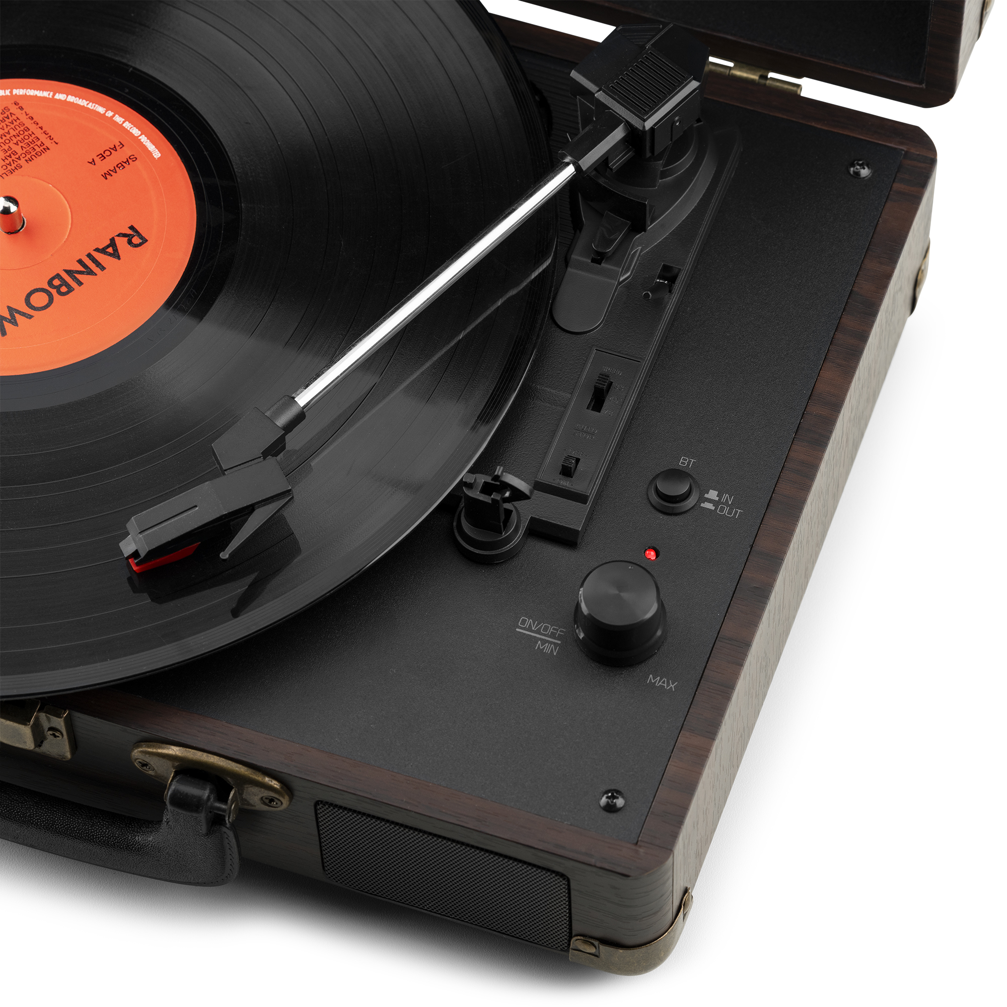 Tocadiscos de estilo vintage con acabado en madera oscura. Un disco de vinilo está sonando, primer plano.