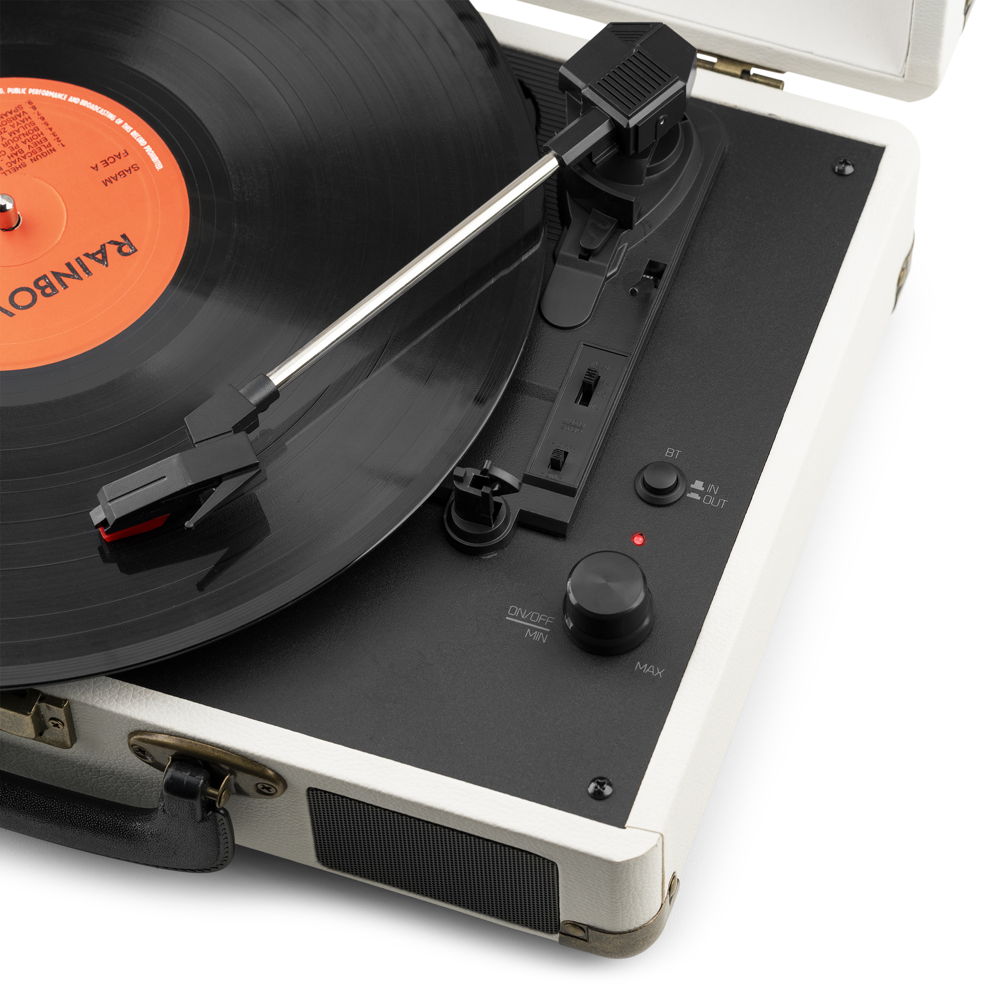 Un tocadiscos con un disco negro reproduciéndose, una carcasa blanca y un brazo fonocaptor negro.