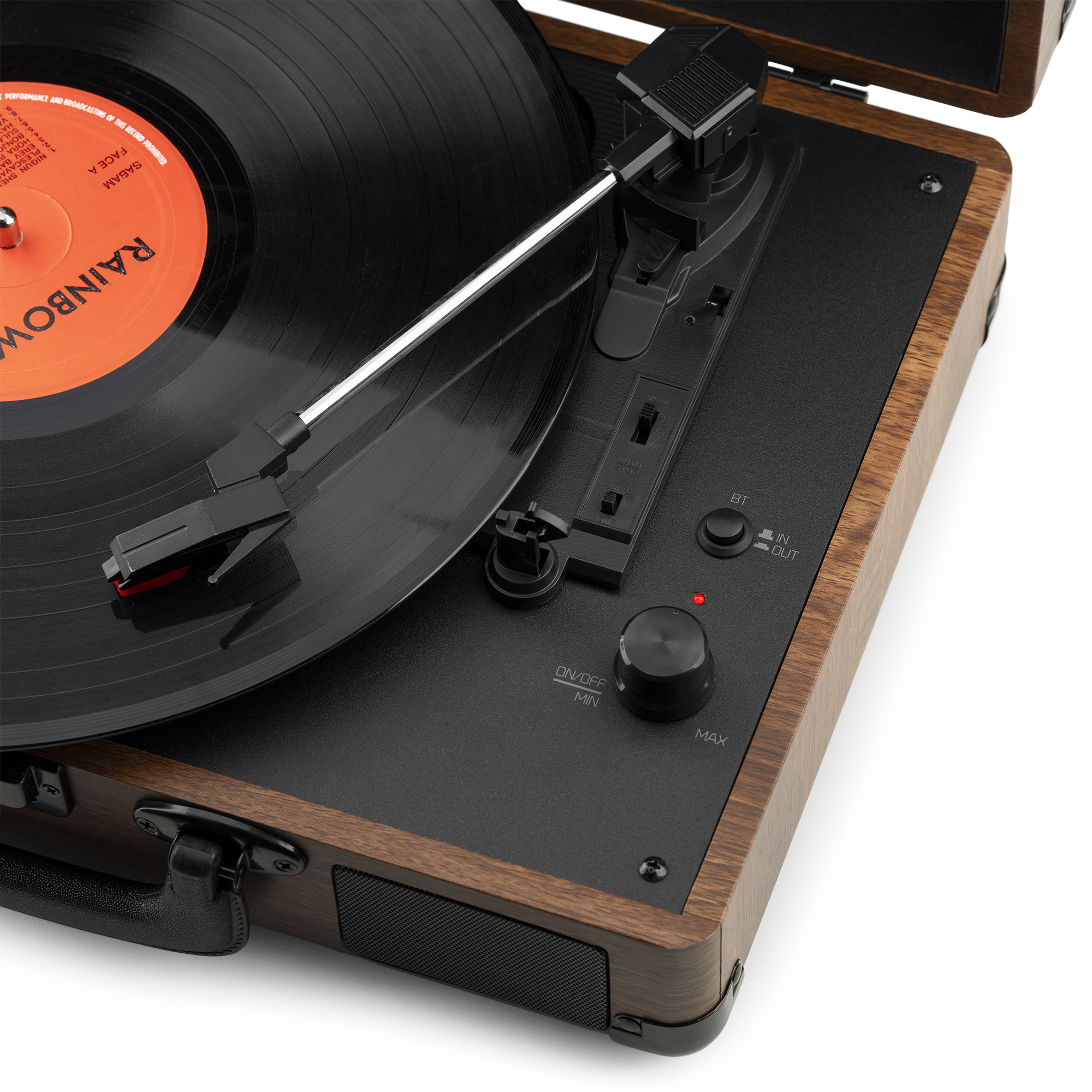Tocadiscos reproduciendo un disco. La etiqueta dice 'Rainbow' y 'Ragga'. La superficie es de madera.