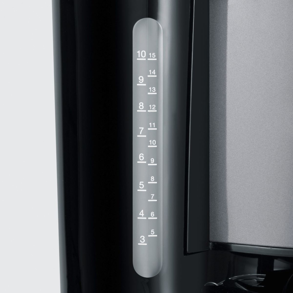 Ekspres do kawy, czarny ze wskaźnikiem poziomu wody pokazującym pomiary od 3 do 15.