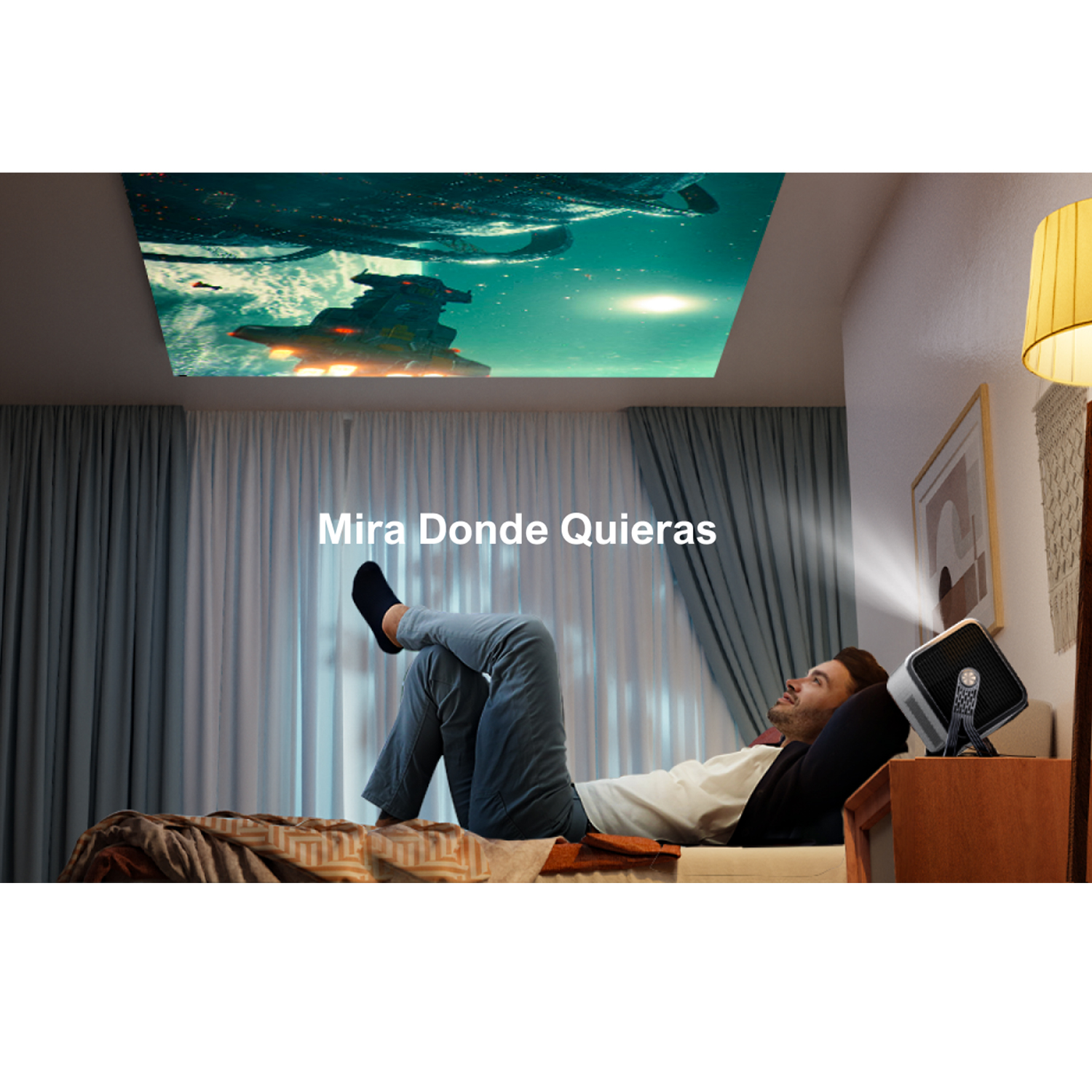 Un hombre relajándose en una cama, mirando una imagen proyectada en el techo.