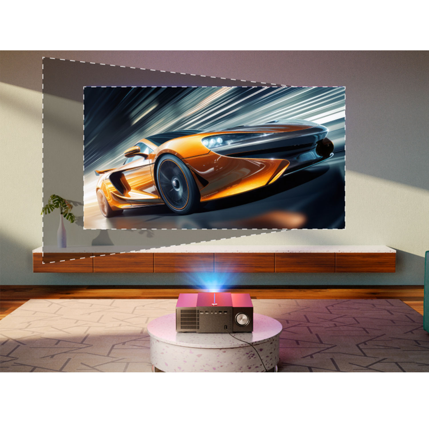 Ein Heimkino-Setup mit einem Projektor, der ein Autobild auf eine hellgraue Wand projiziert.