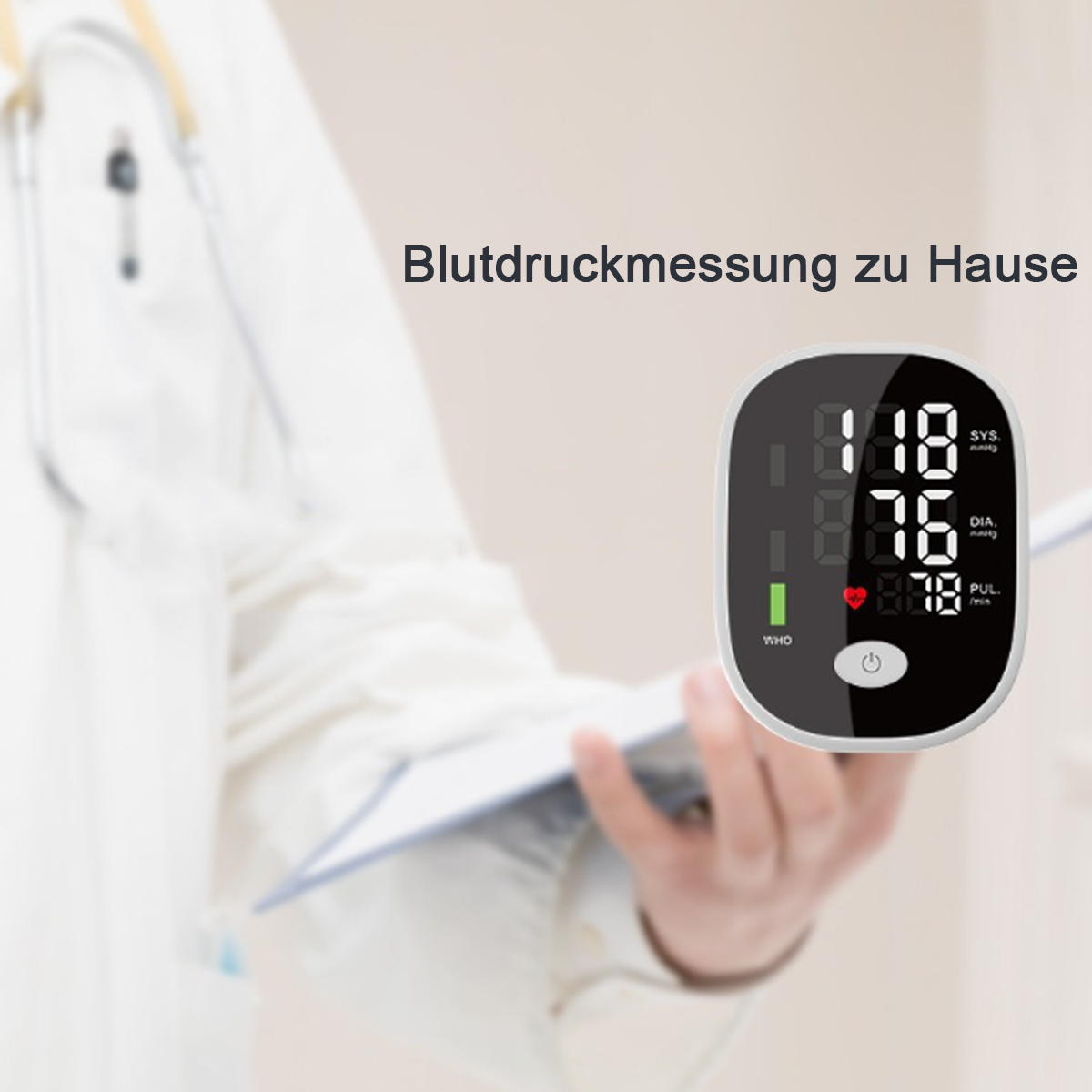 Ein Blutdruckmessgerät mit Messwerten, im Hintergrund ein verschwommener Arzt.