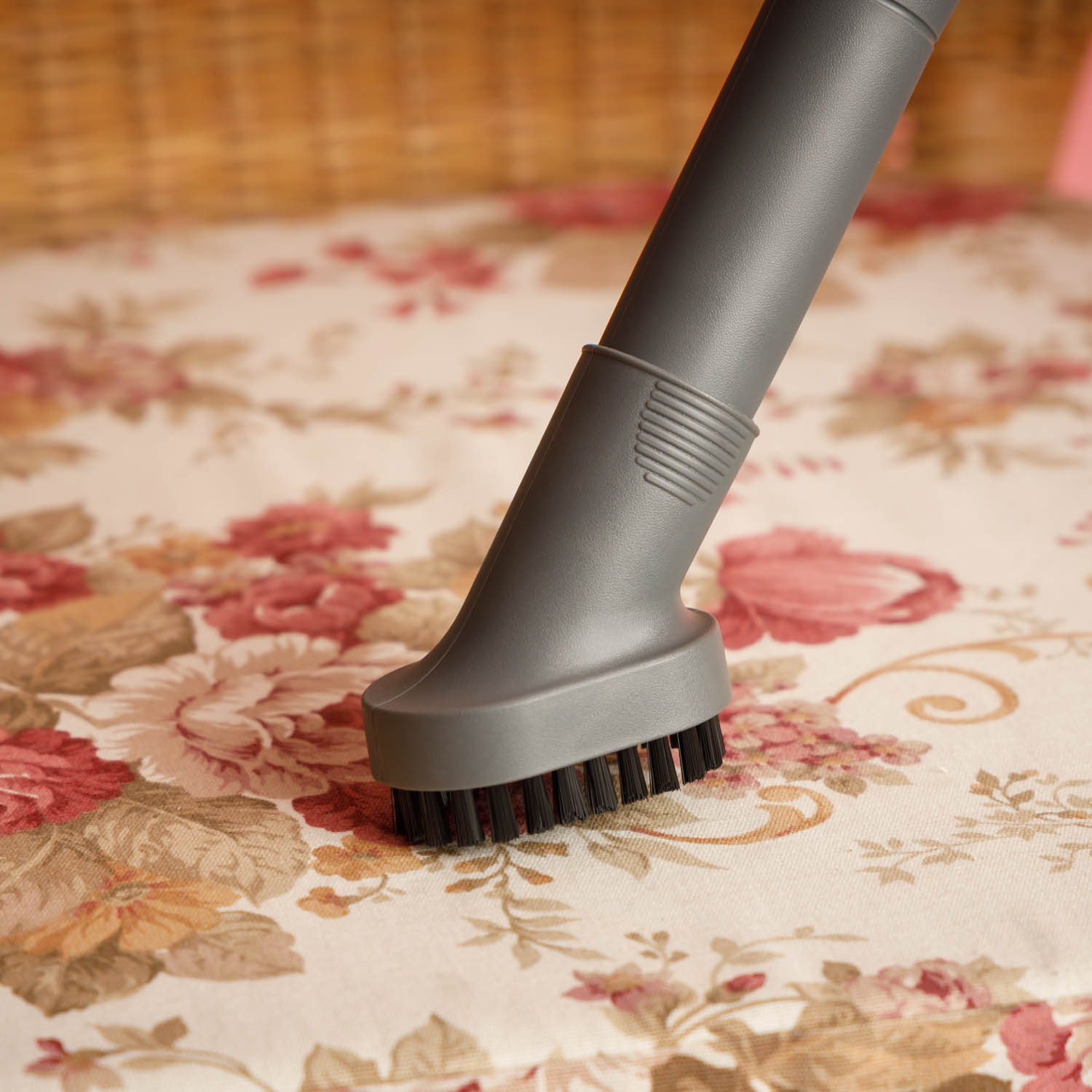 Głowica odkurzacza czyszcząca powierzchnię z kwiatowym wzorem. Głowica posiada szczotkę.